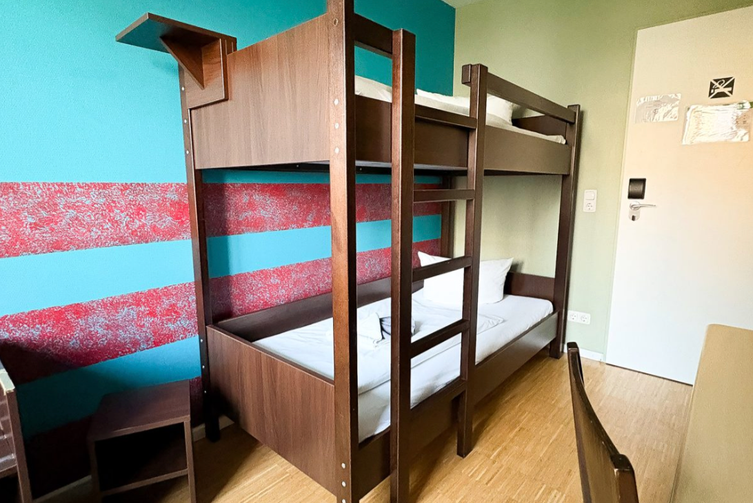 room detail thumbnail 2