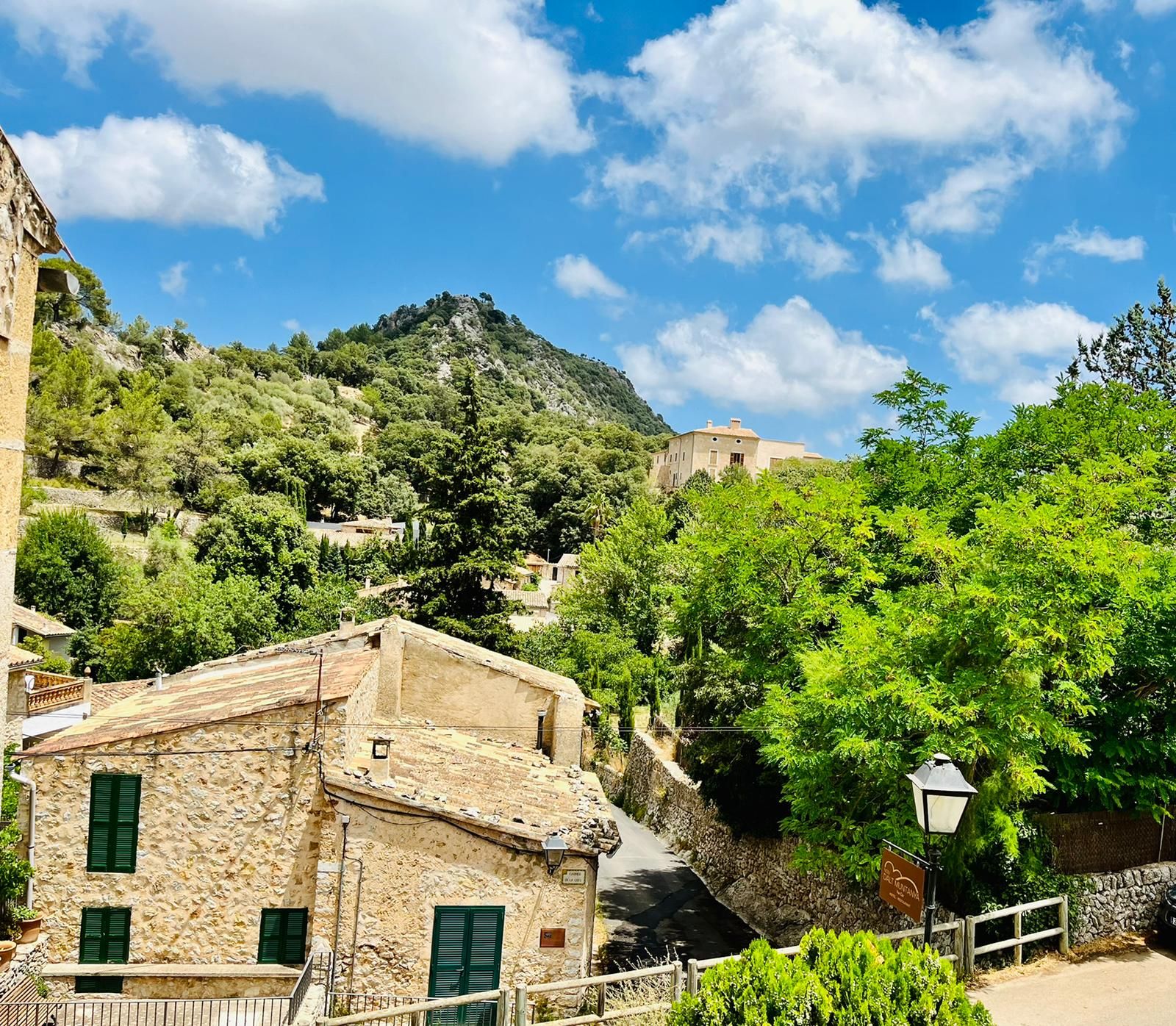 Nou dalt muntanya, Orient