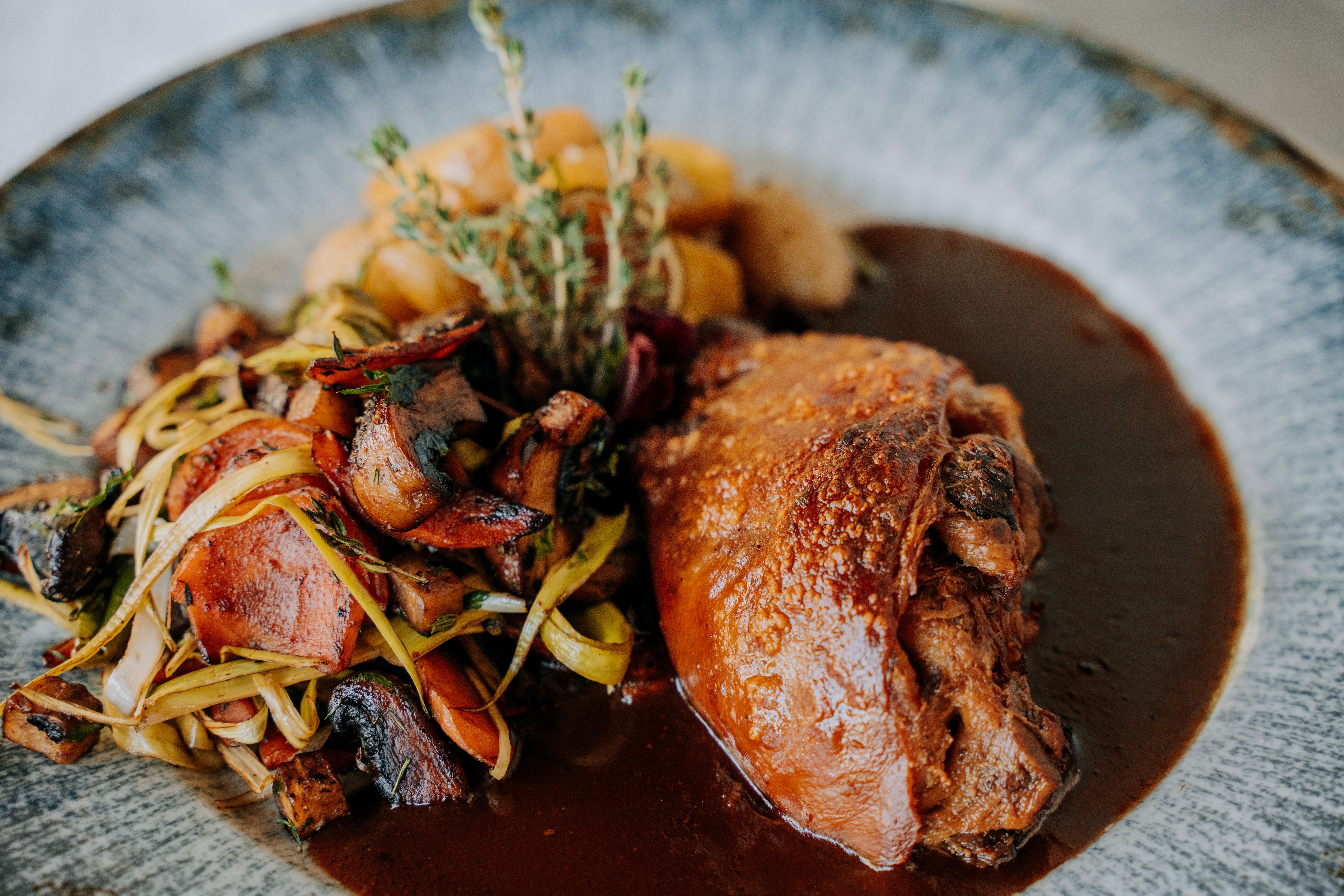 Nou dalt muntanya, Orient