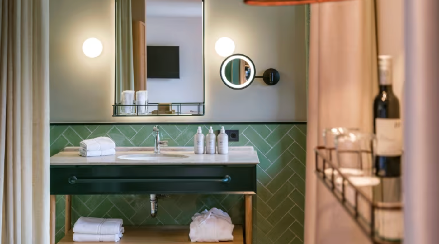 room detail thumbnail 2