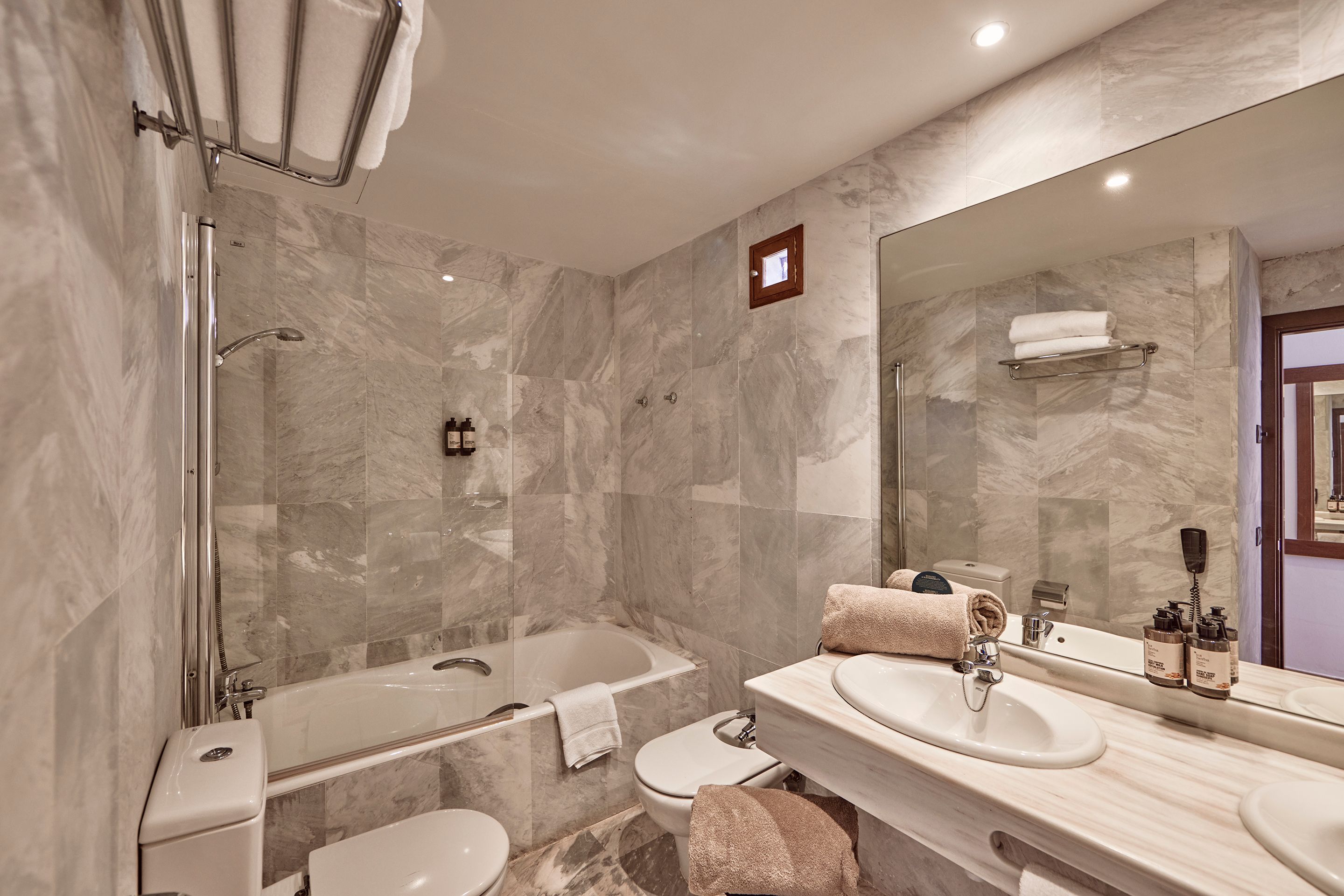 Classic-doppel- oder -zweibettzimmer mit stadtblick