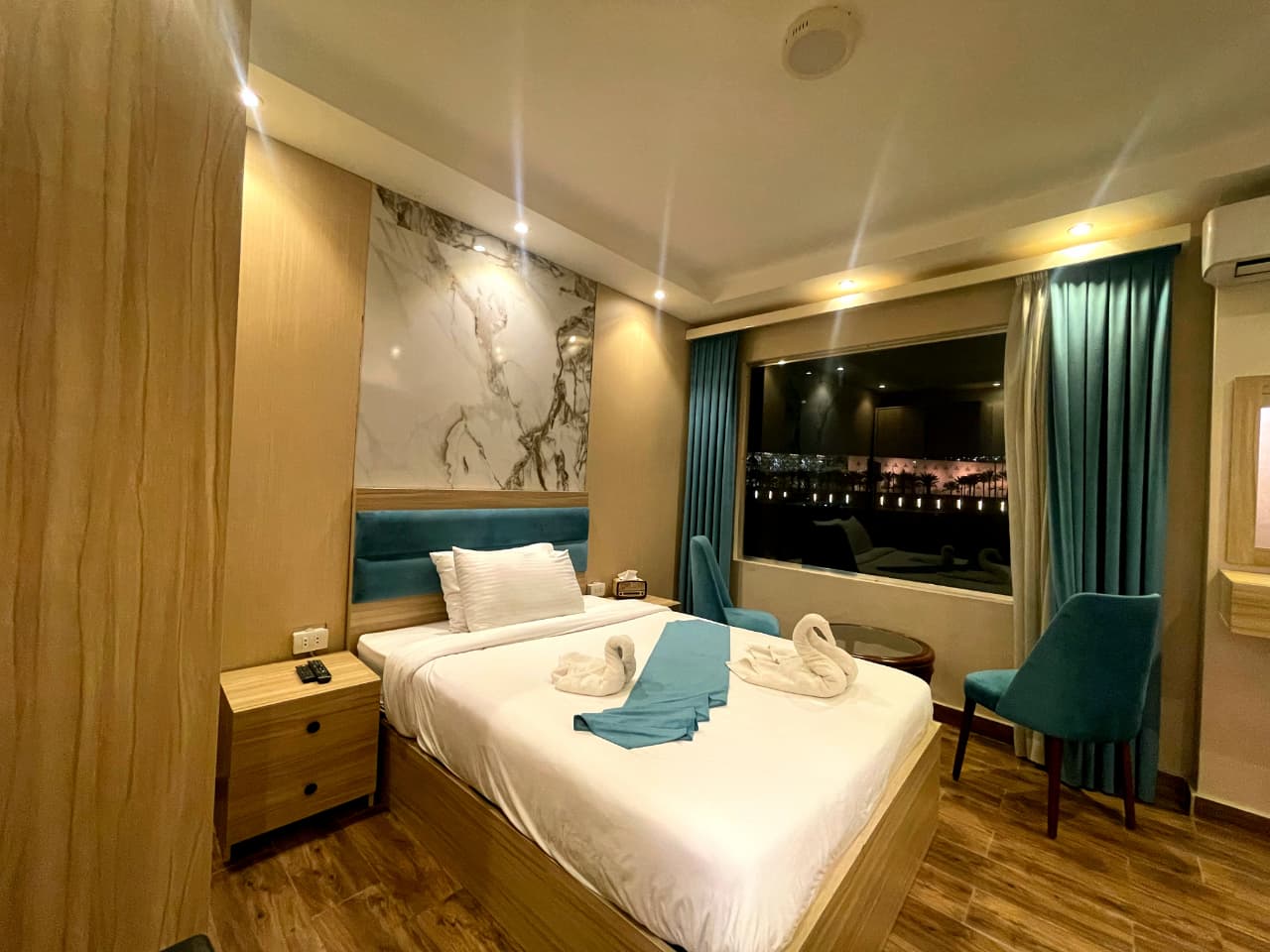 room detail thumbnail 2