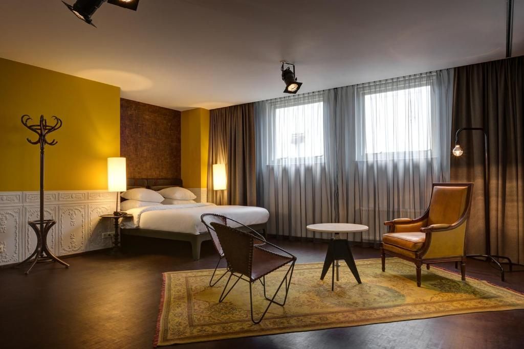 room detail thumbnail 2