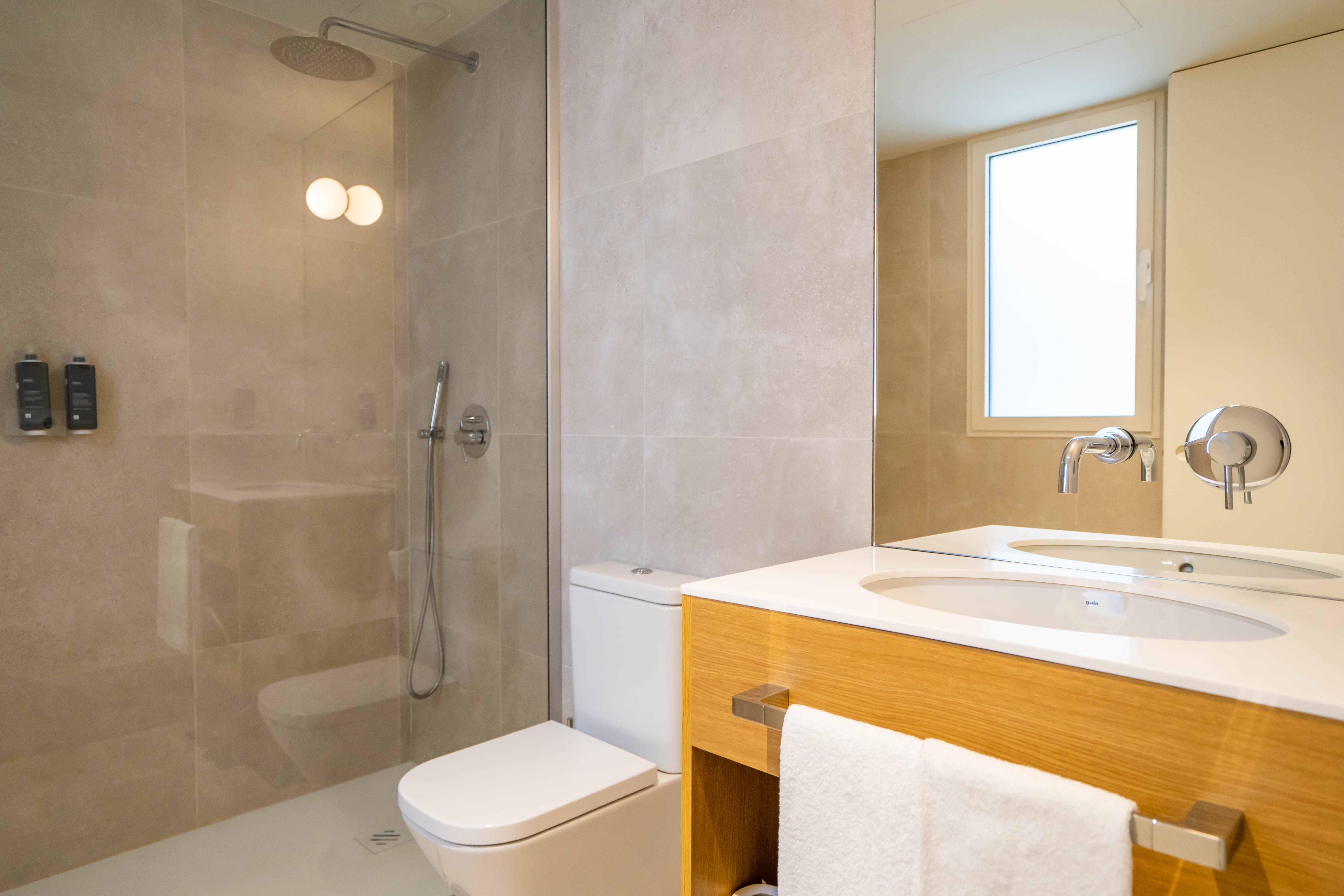 Chambre lit queen-size avec balcon
