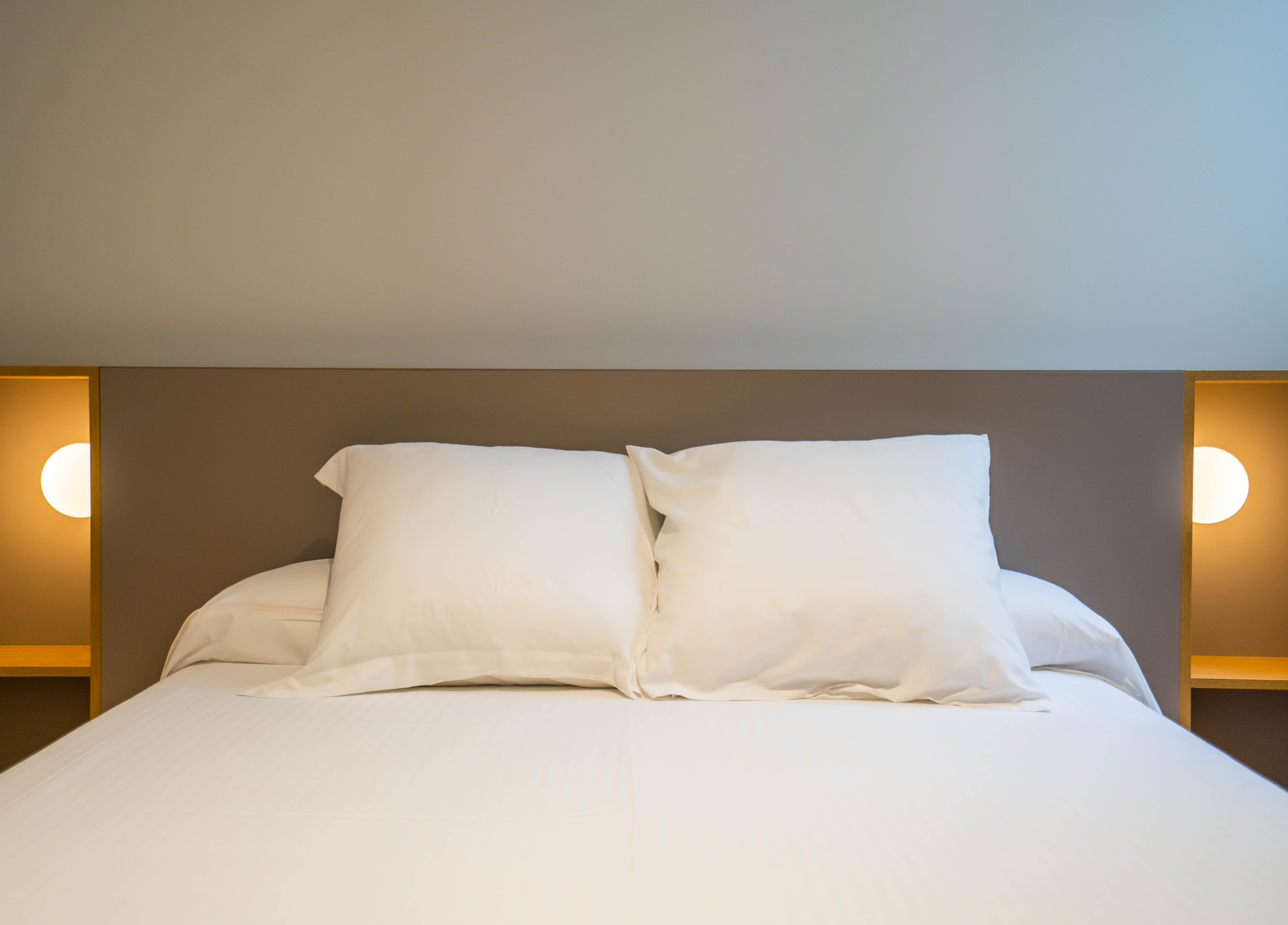 Chambre lit queen-size avec balcon