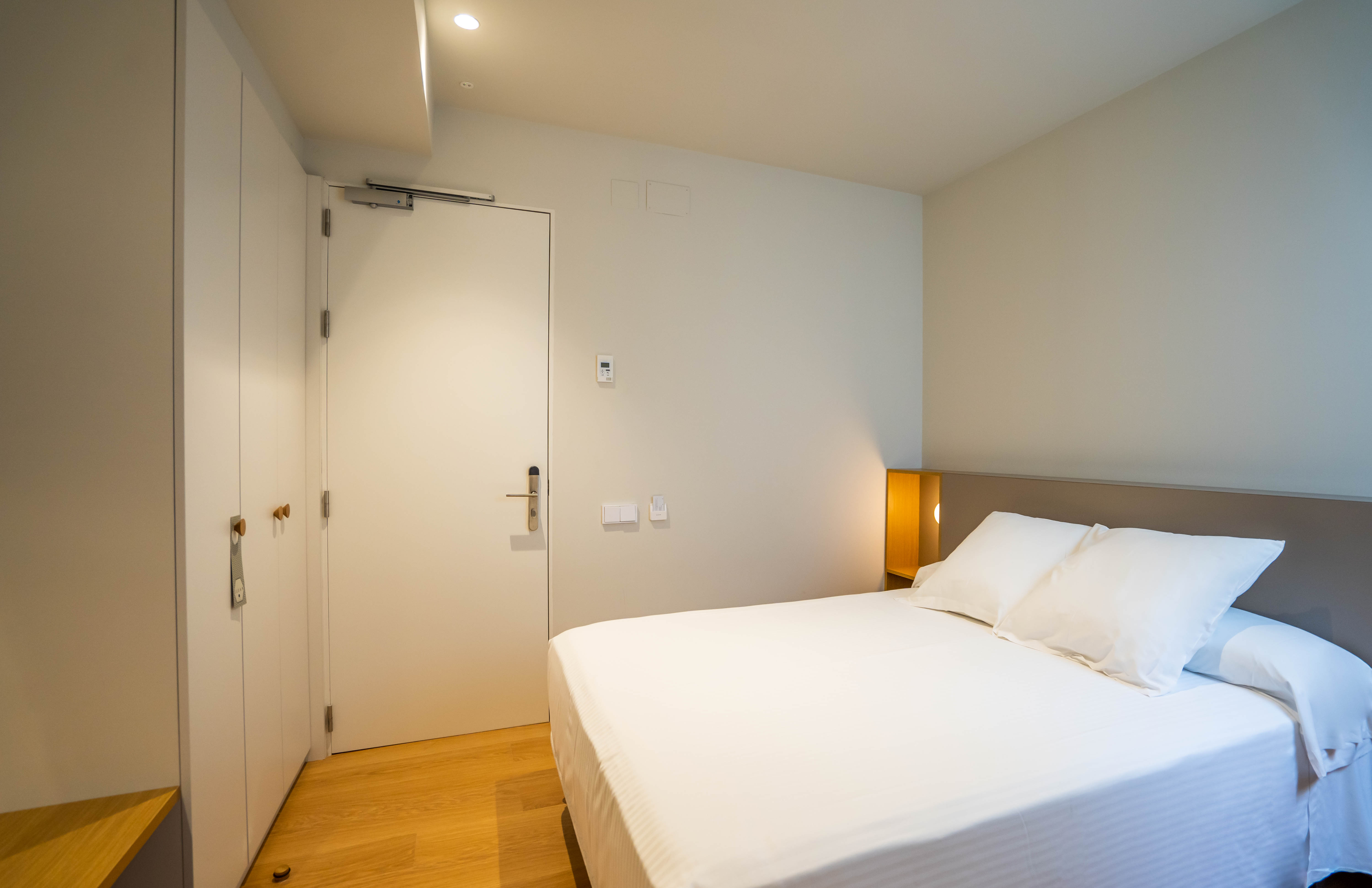 Chambre lit queen-size avec balcon