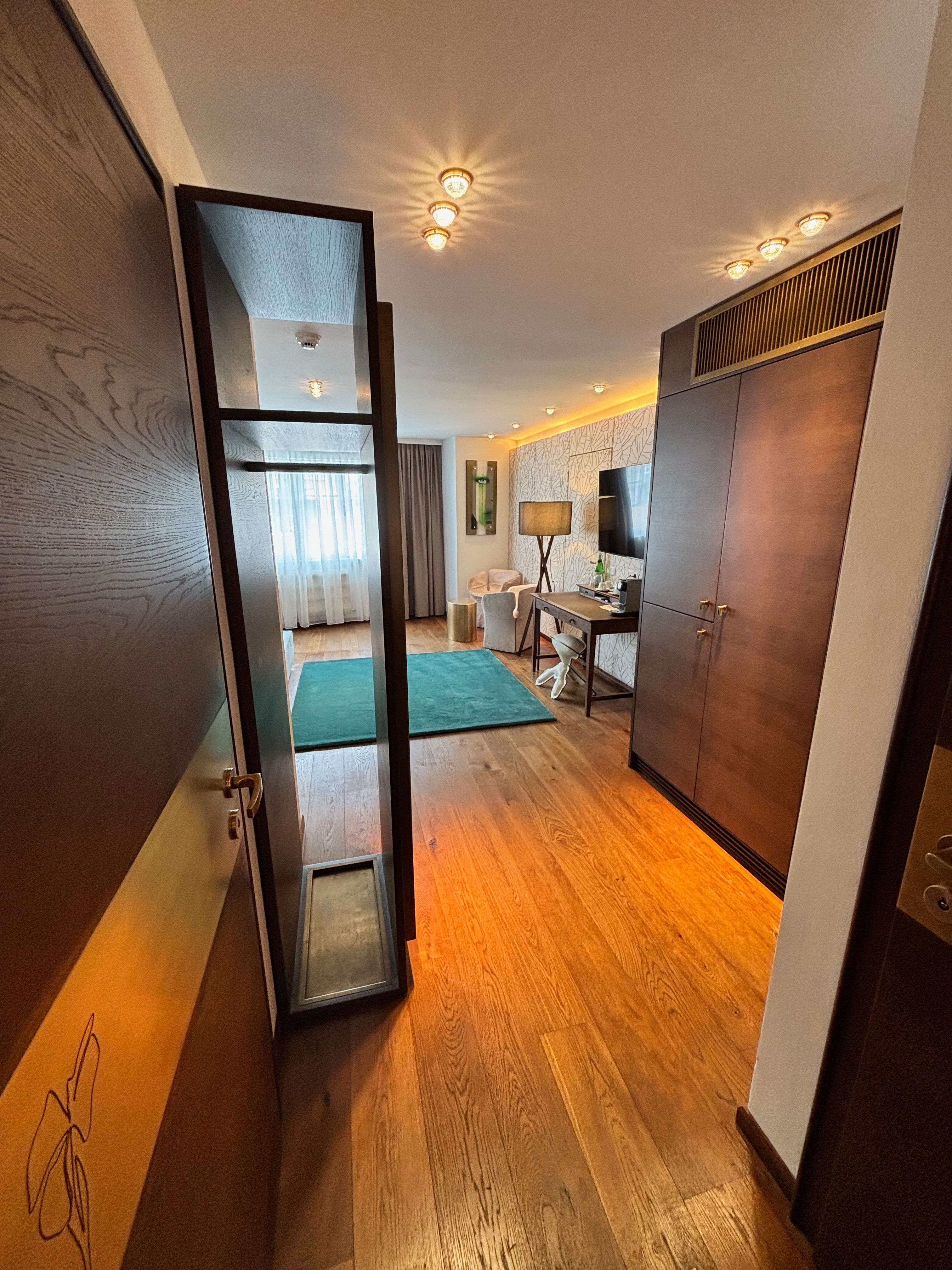 room detail thumbnail 2
