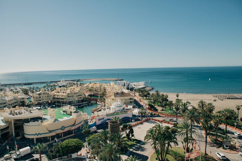 Hotel alay Vista aérea de la Playa y Puerto Marina