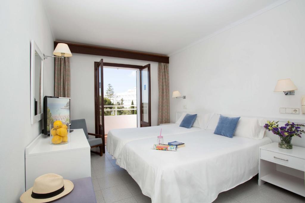 Twin room with sea view