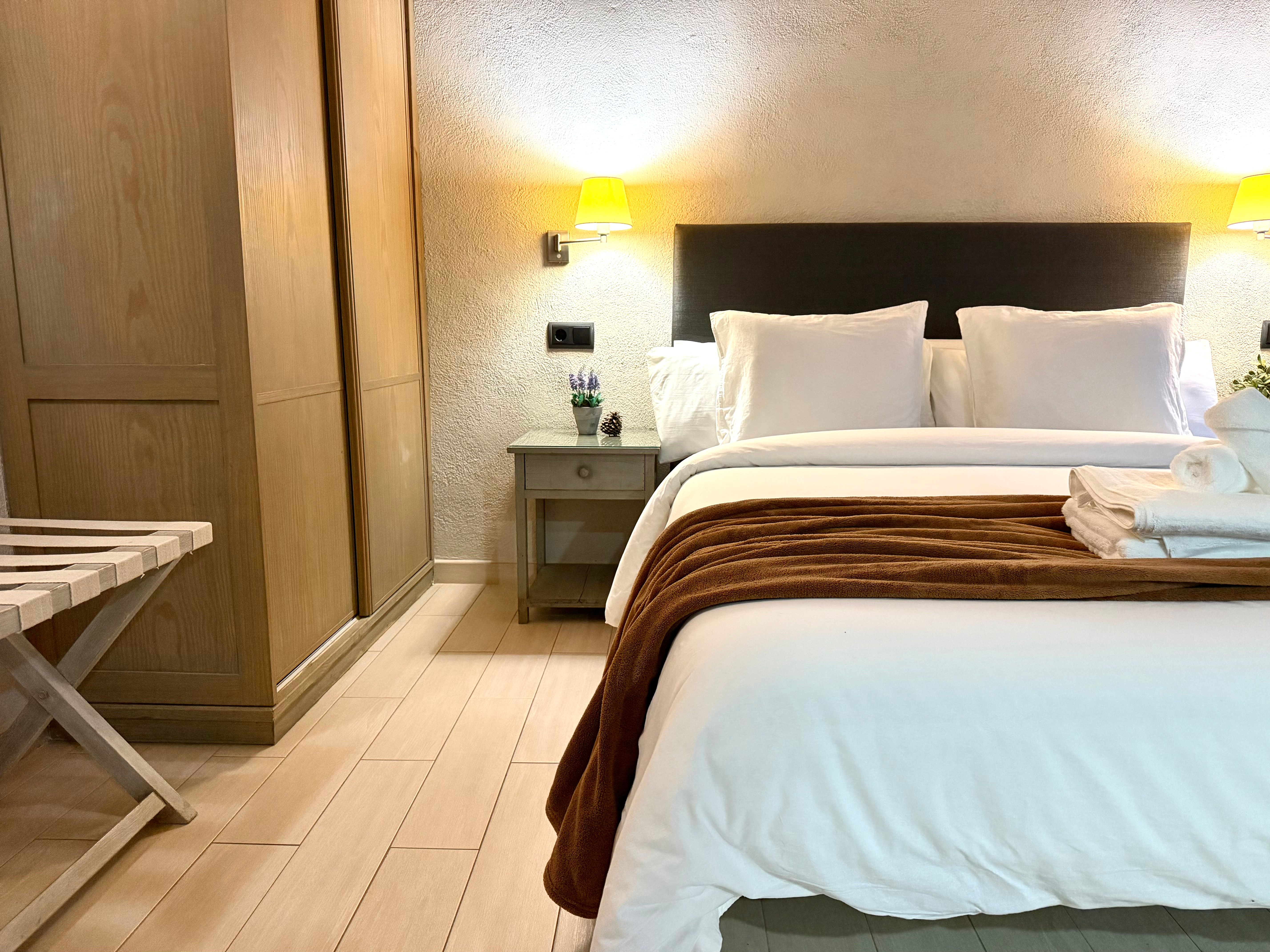 The pines hotel, Els Ibarsos