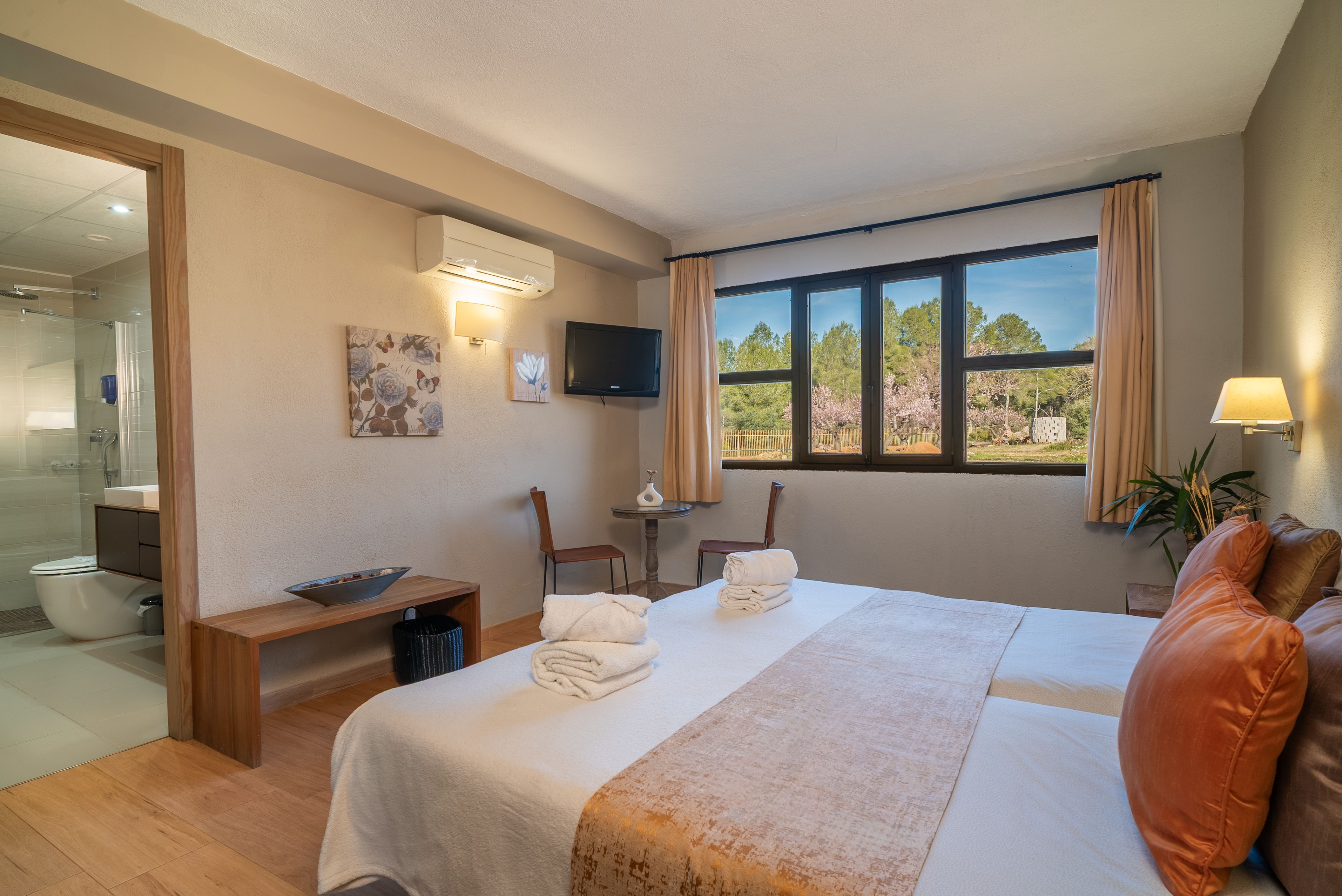 The pines hotel, Els Ibarsos