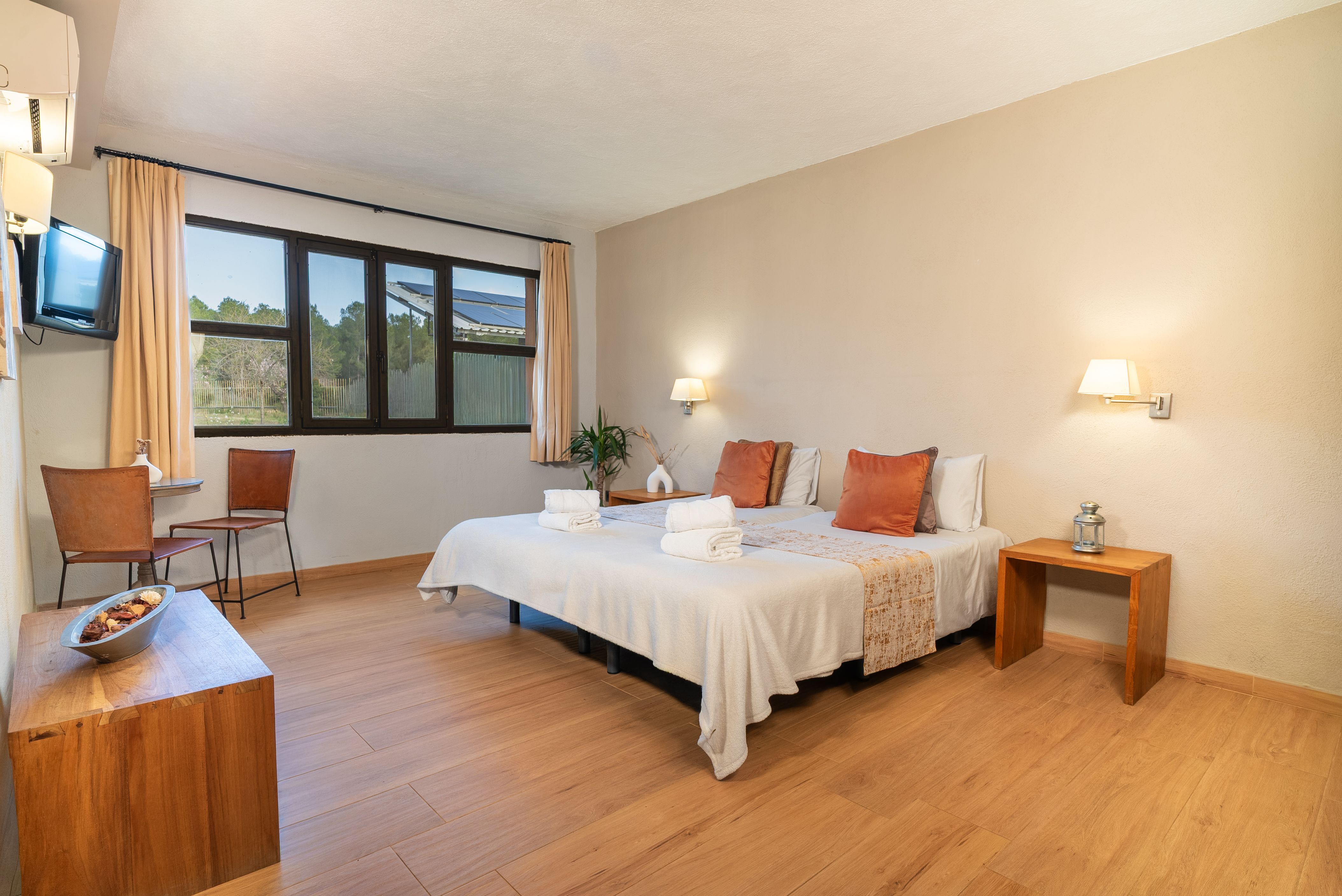 The pines hotel, Els Ibarsos