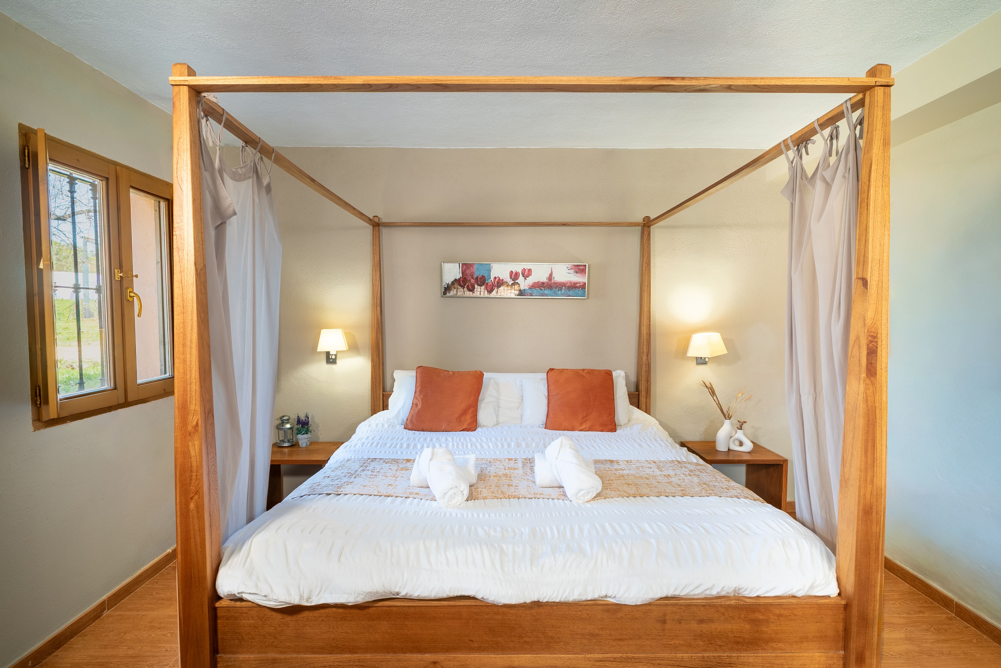 The pines hotel, Els Ibarsos