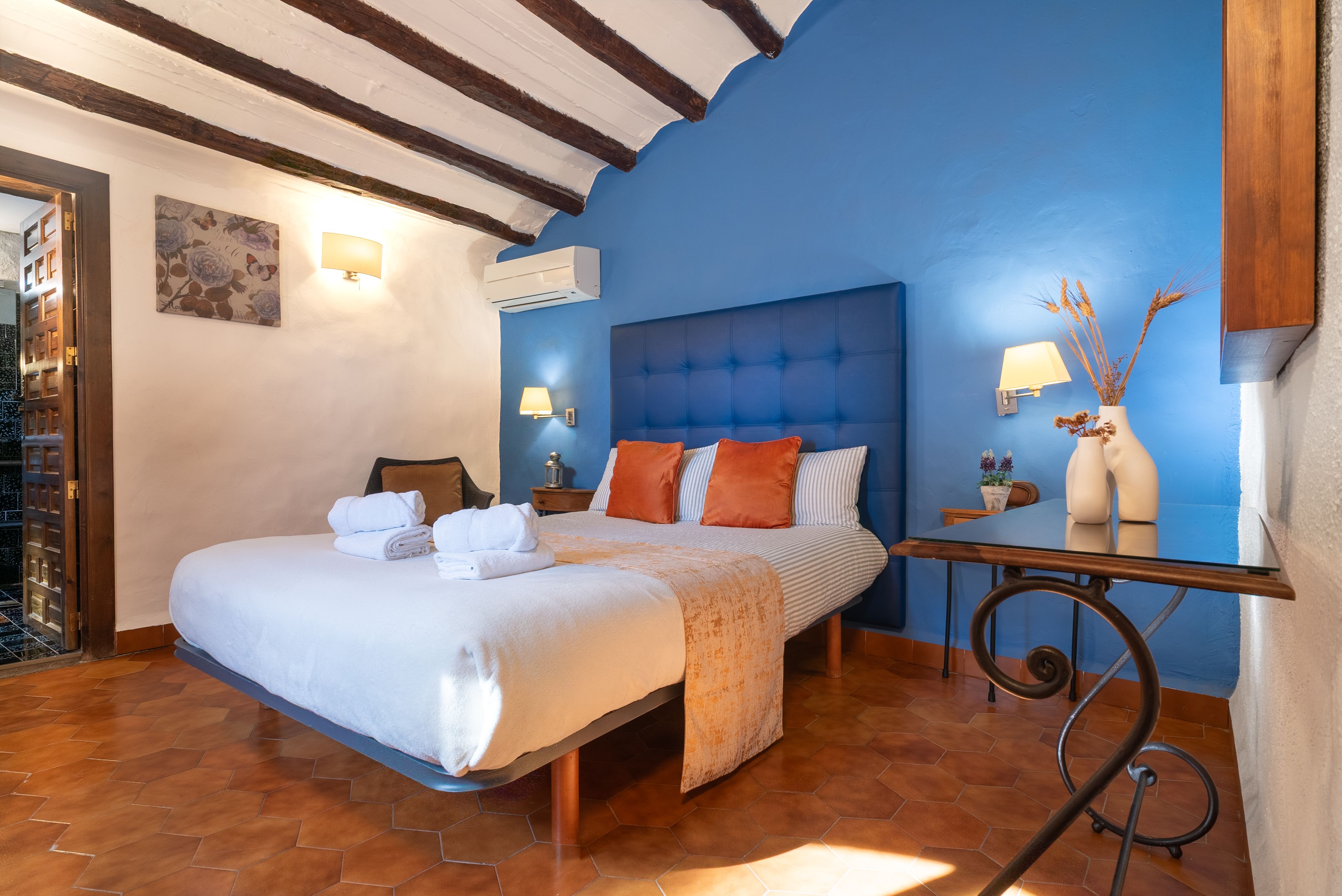 The pines hotel, Els Ibarsos