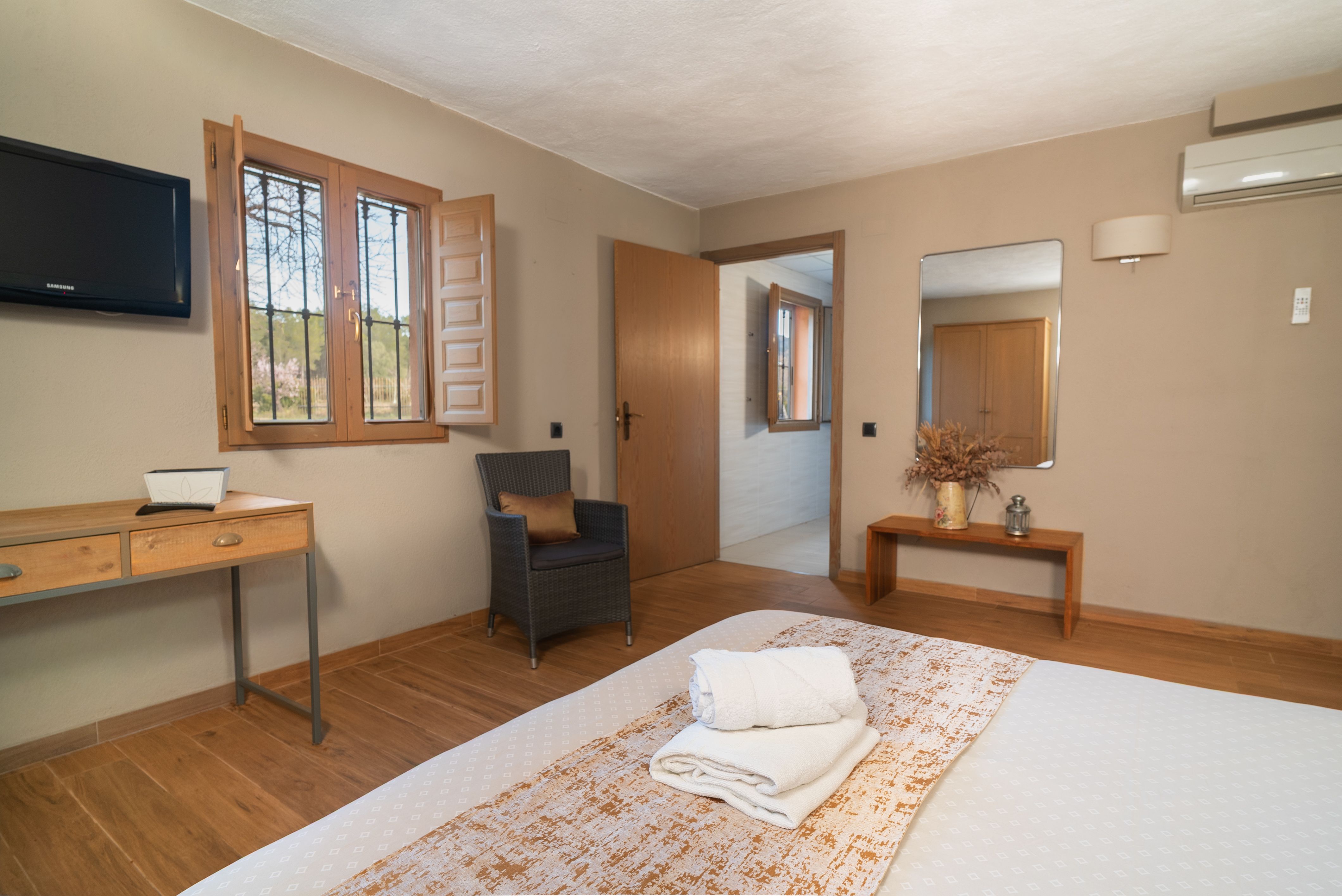 The pines hotel, Els Ibarsos