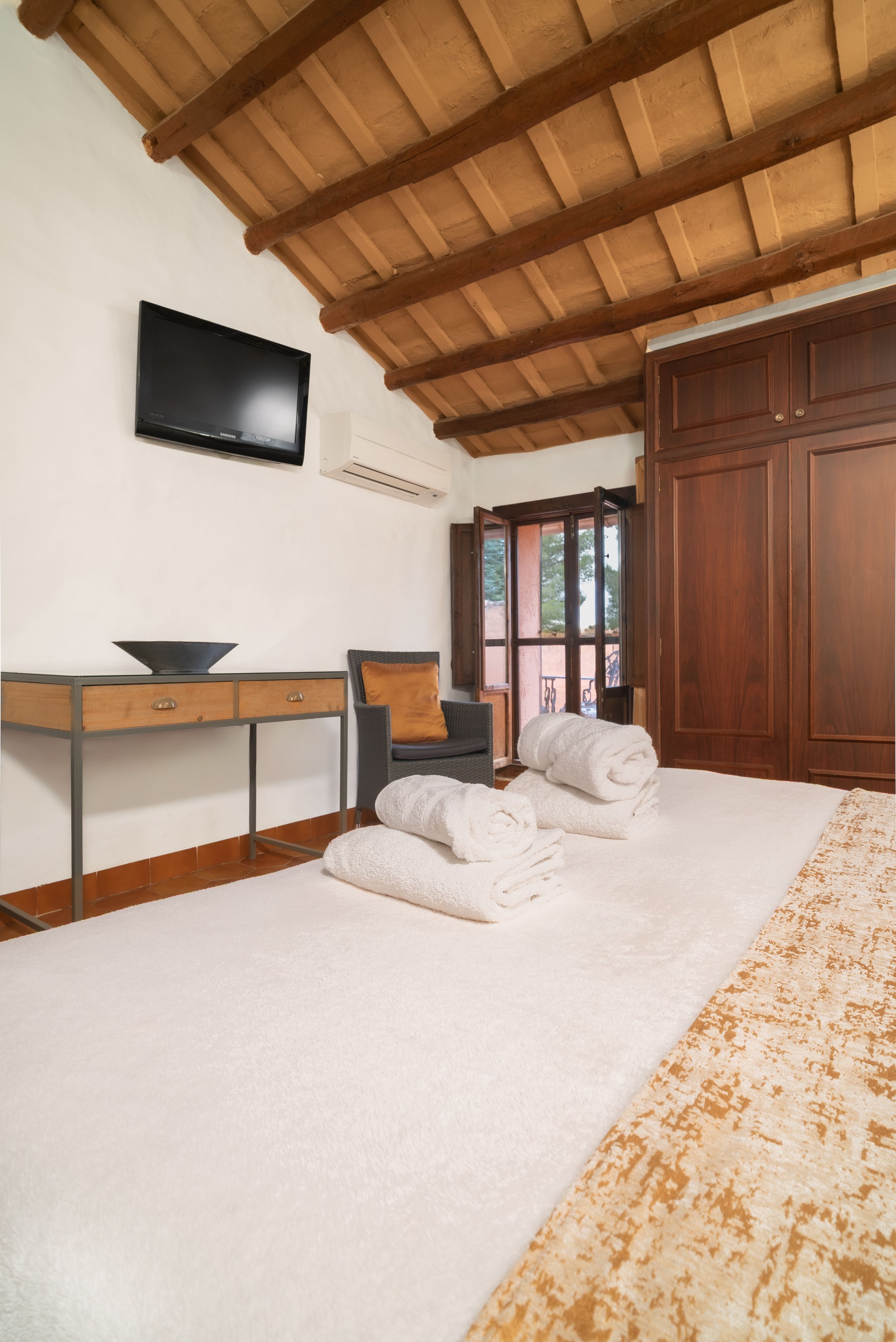 The pines hotel, Els Ibarsos