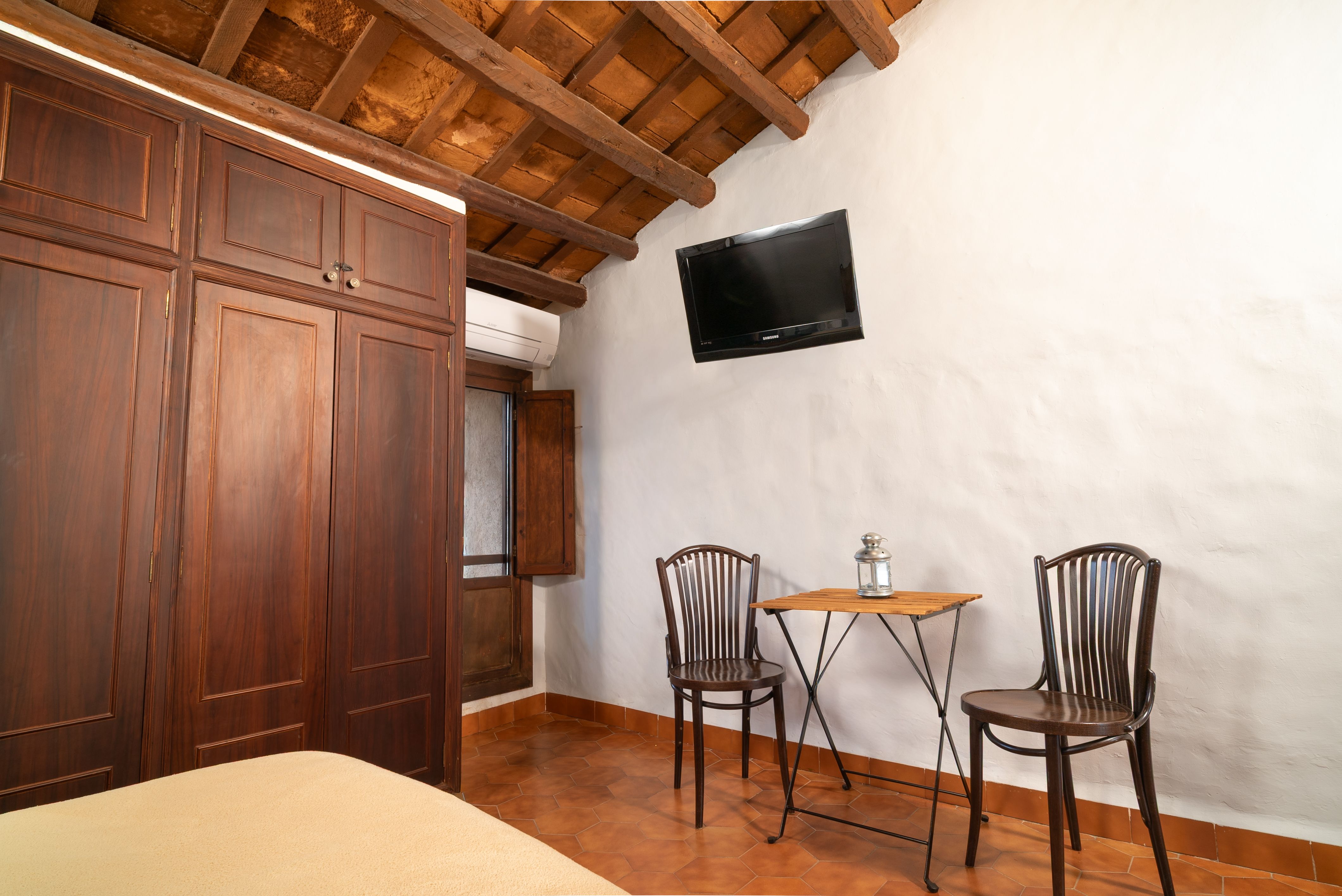 The pines hotel, Els Ibarsos