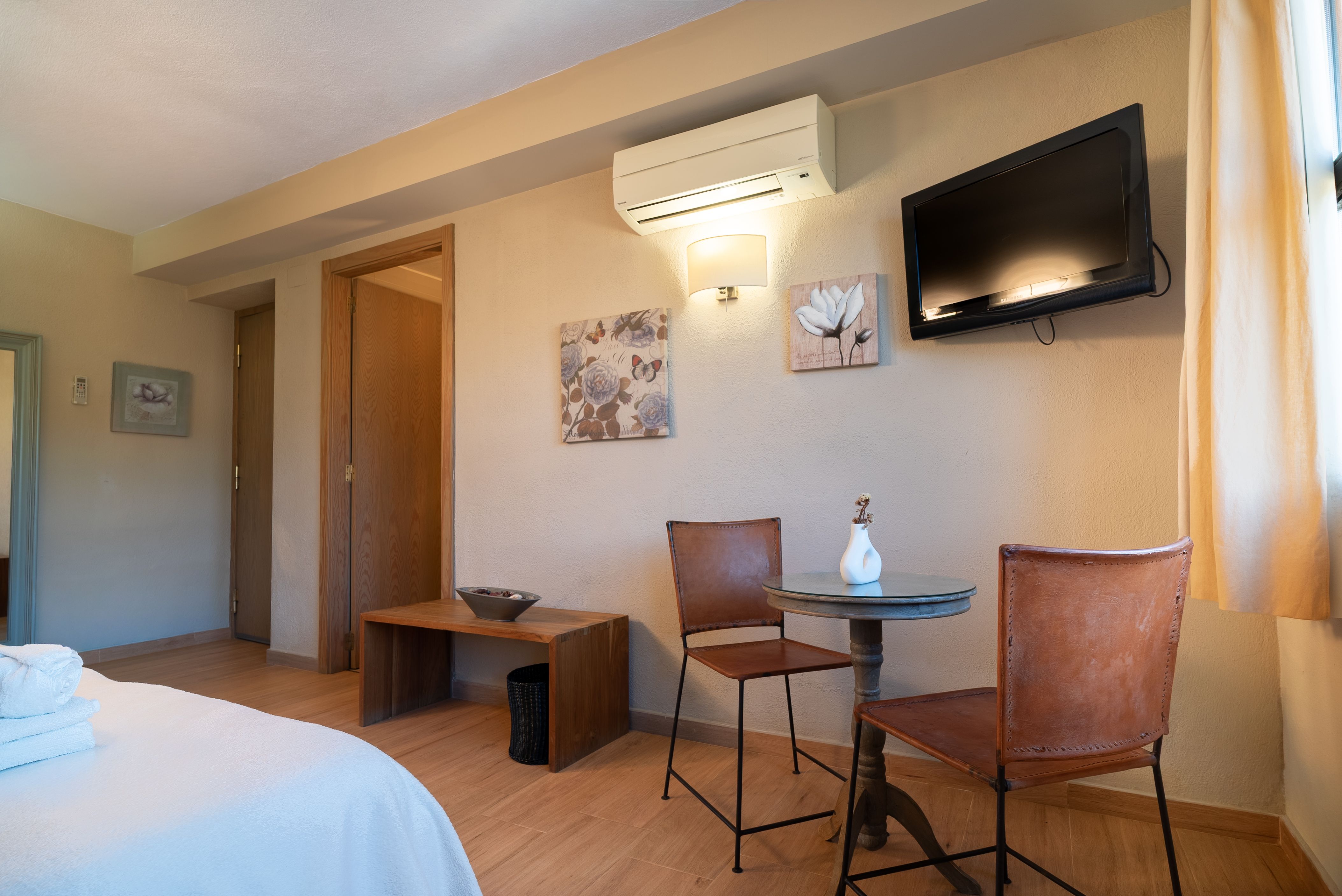 The pines hotel, Els Ibarsos