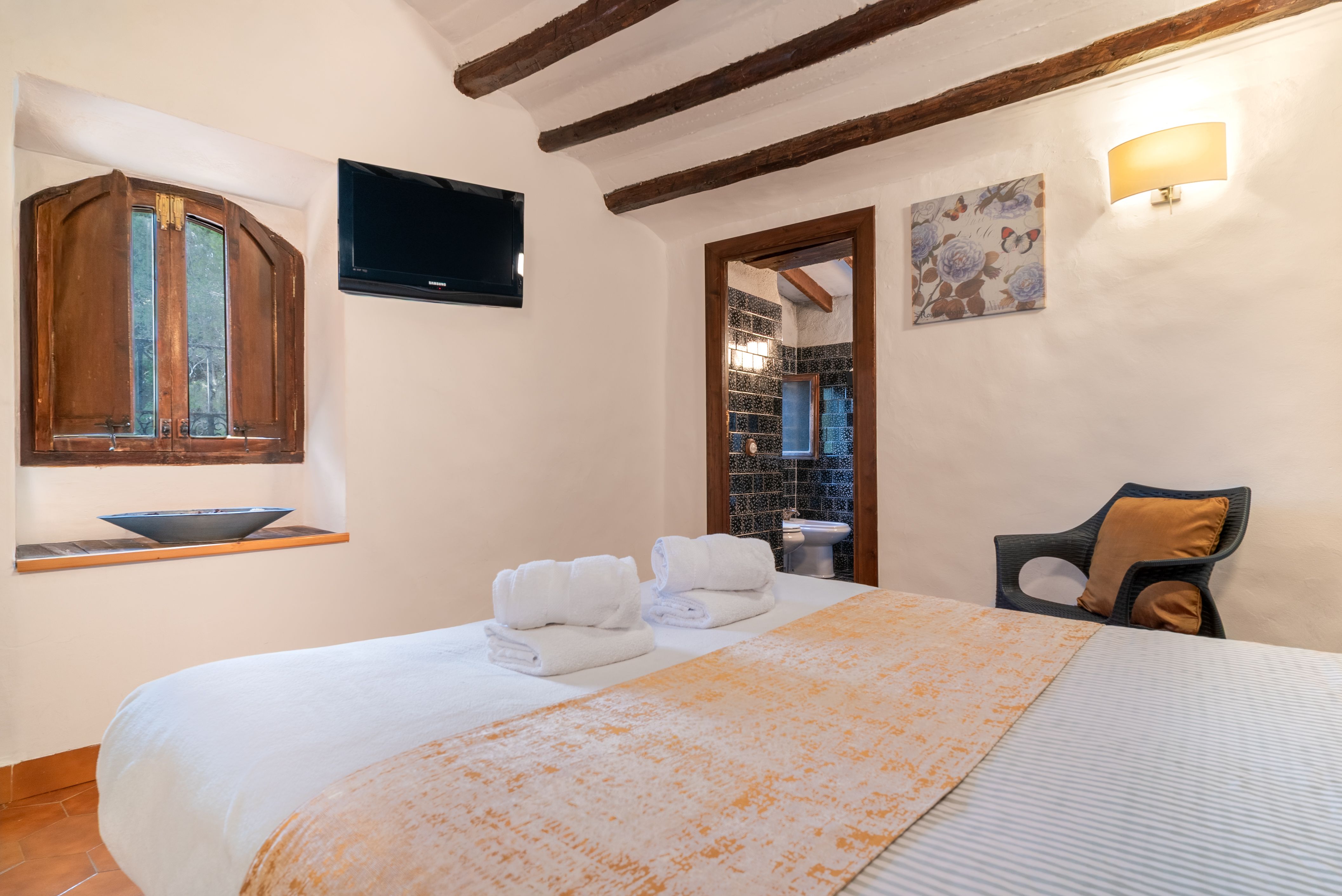 The pines hotel, Els Ibarsos