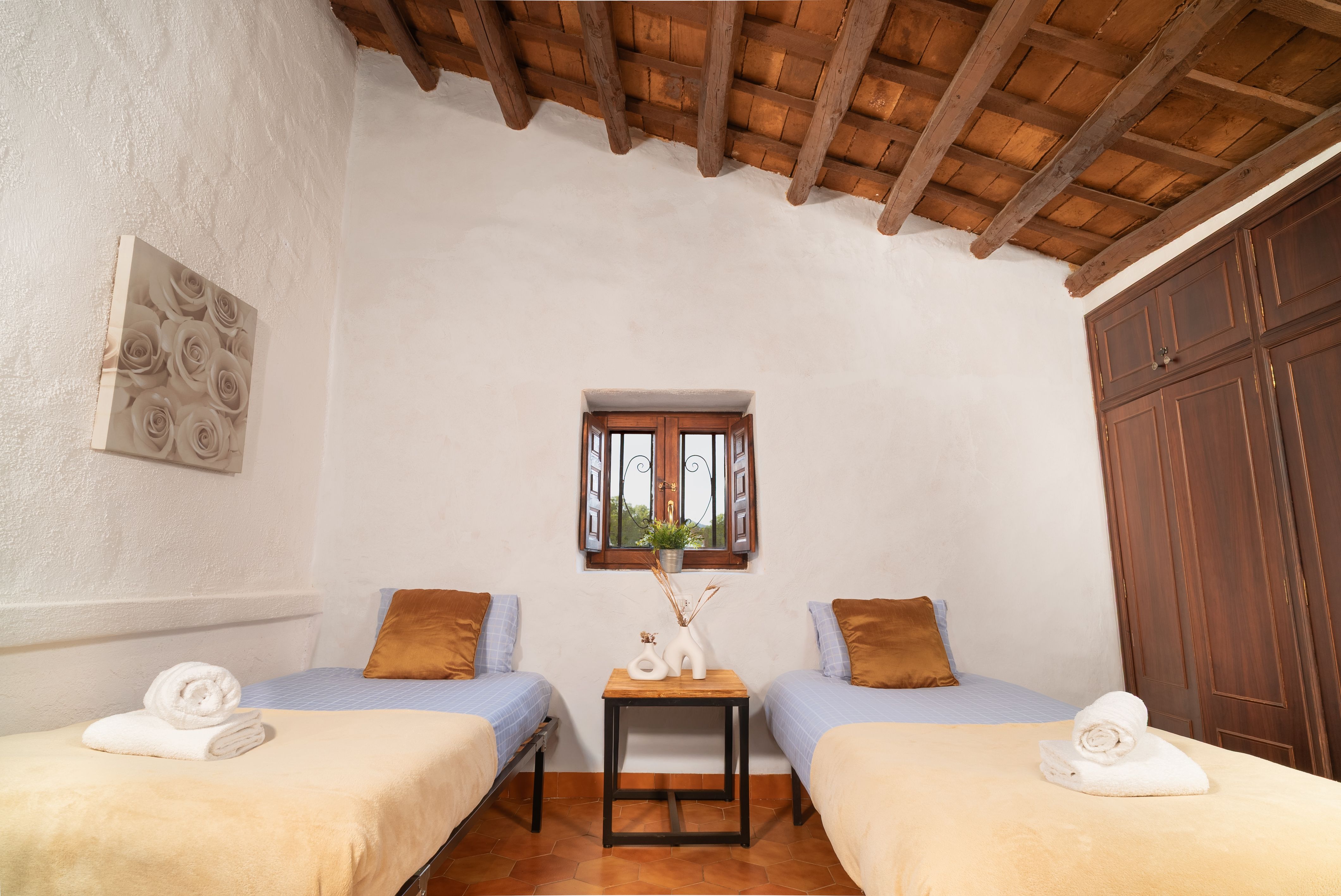 The pines hotel, Els Ibarsos