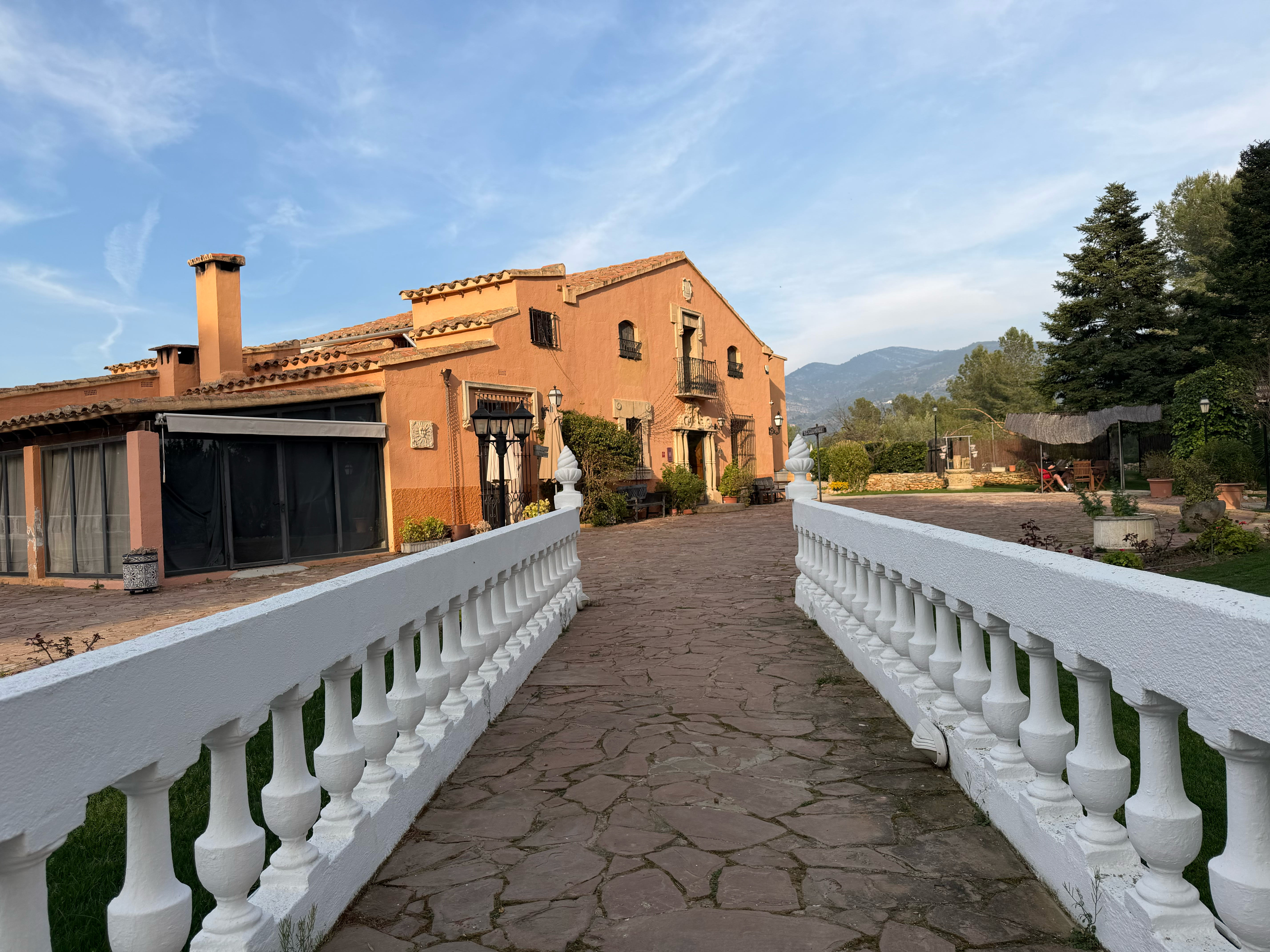 The pines hotel, Els Ibarsos