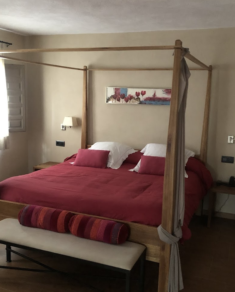 The pines hotel, Els Ibarsos