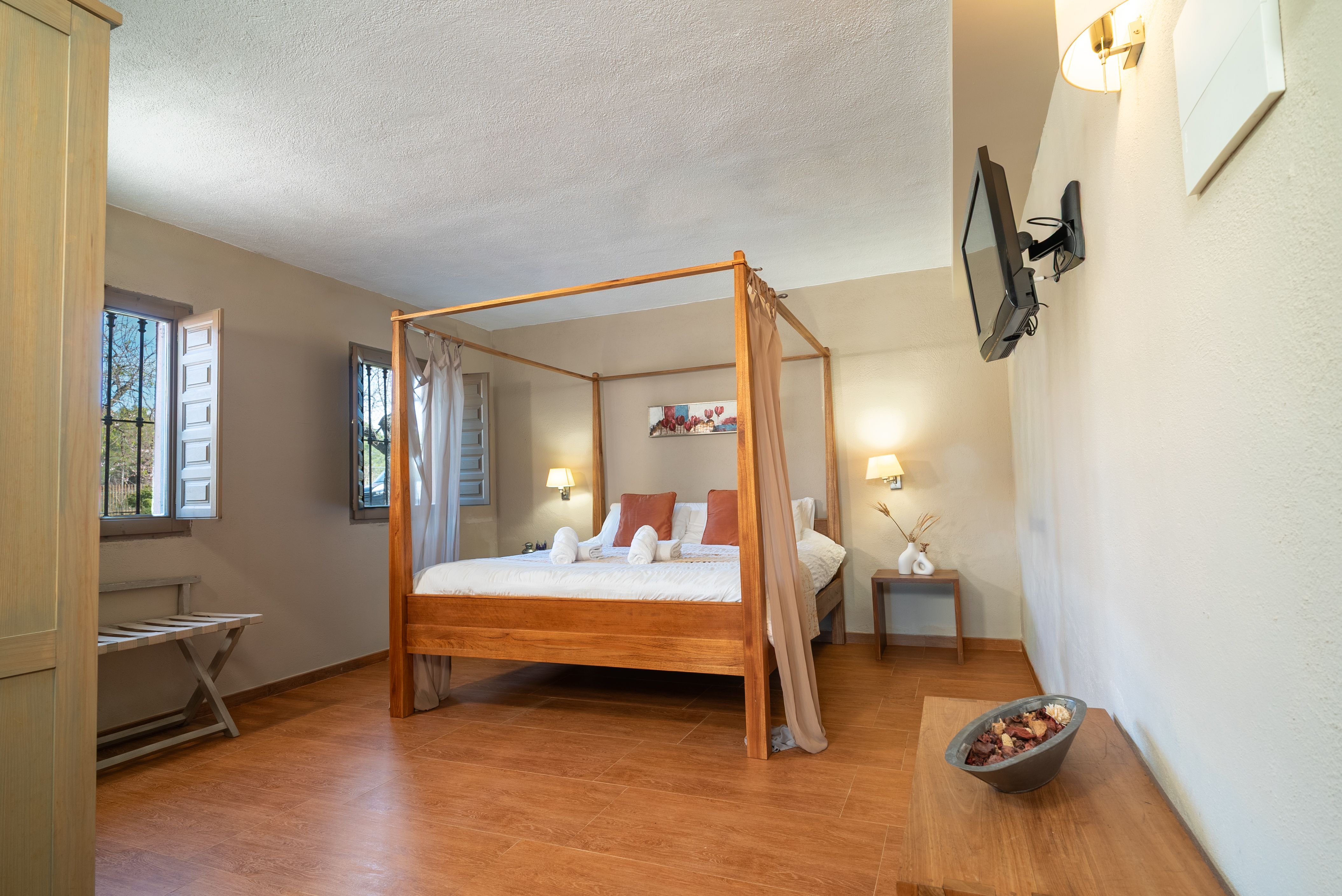 The pines hotel, Els Ibarsos