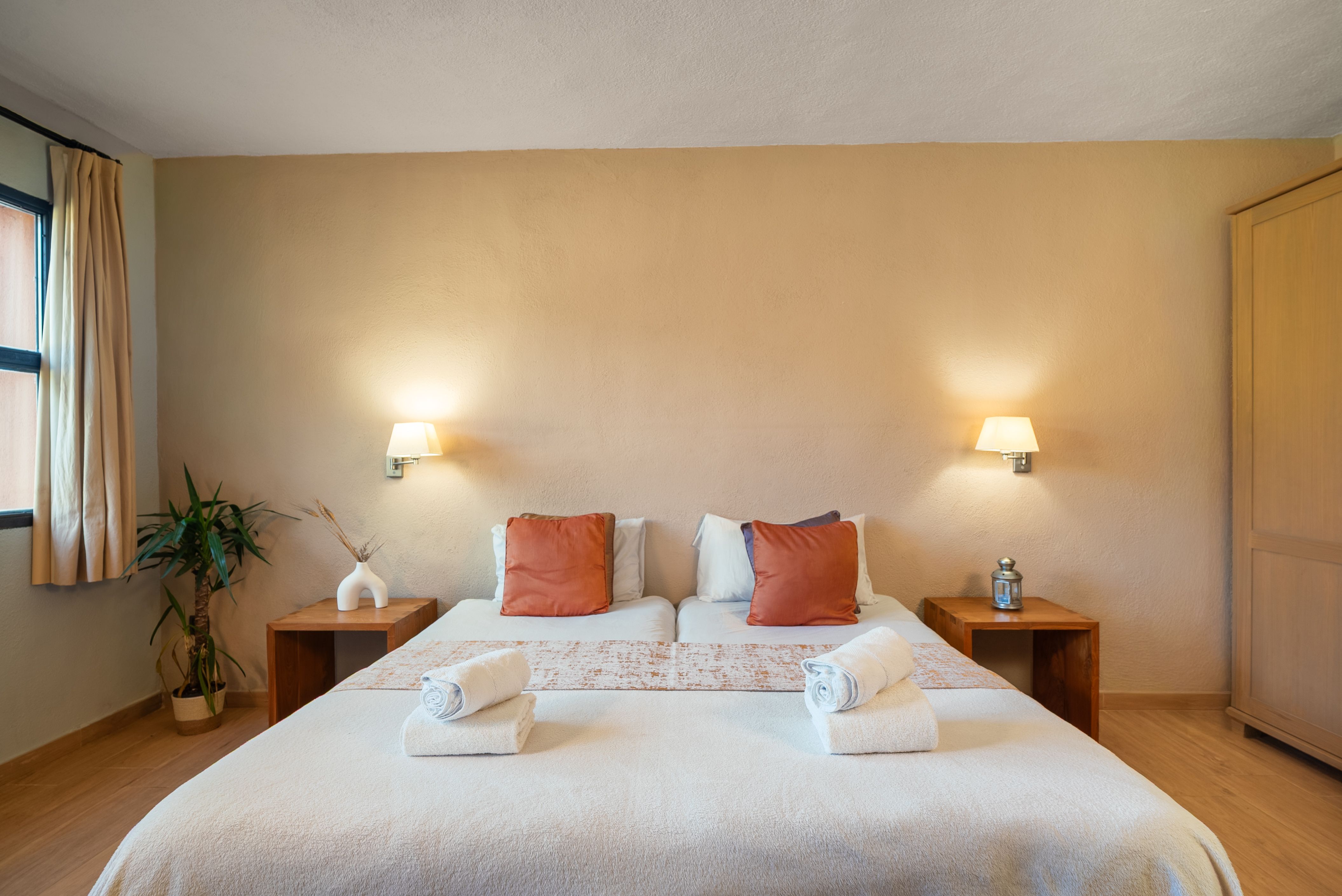 The pines hotel, Els Ibarsos