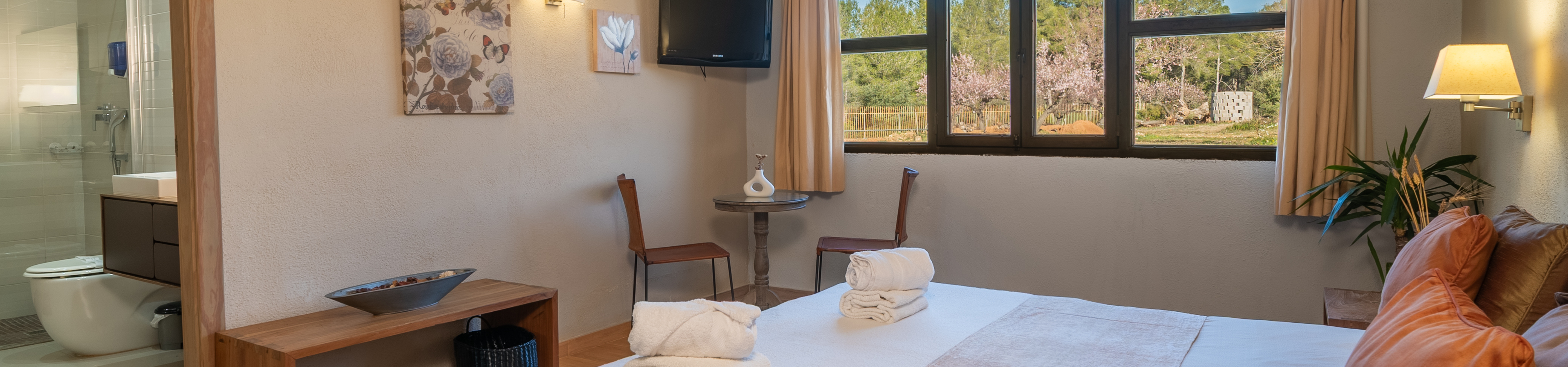 The pines hotel, Els Ibarsos