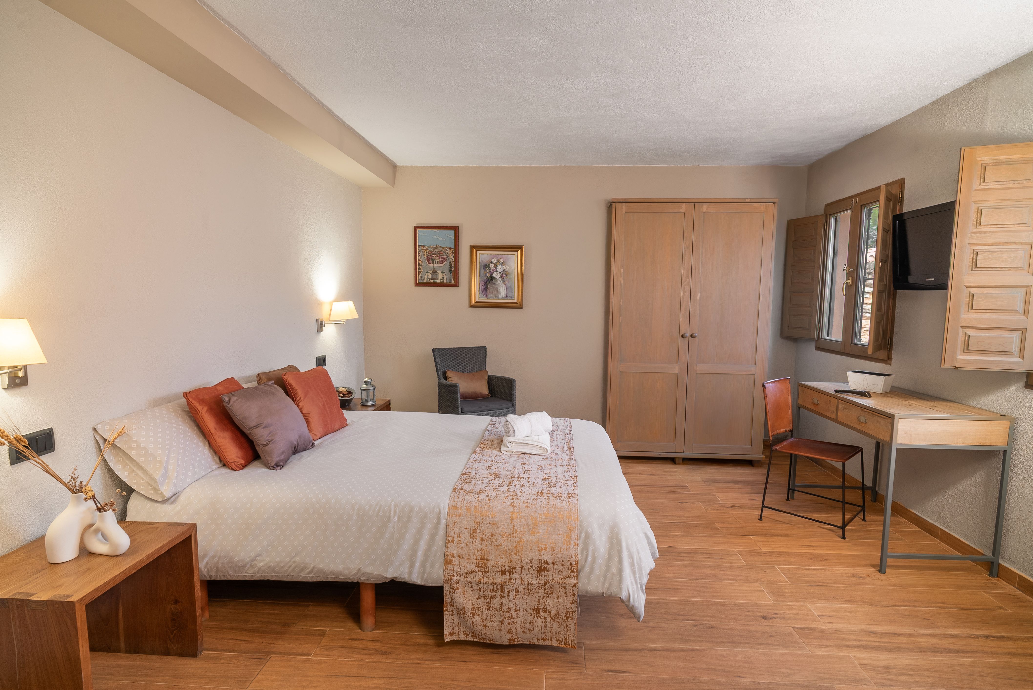 The pines hotel, Els Ibarsos