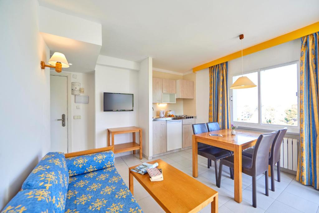 room detail thumbnail 2