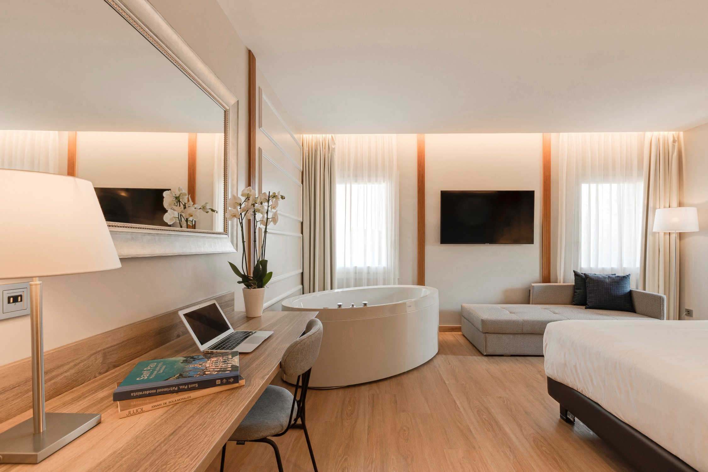room detail thumbnail 1
