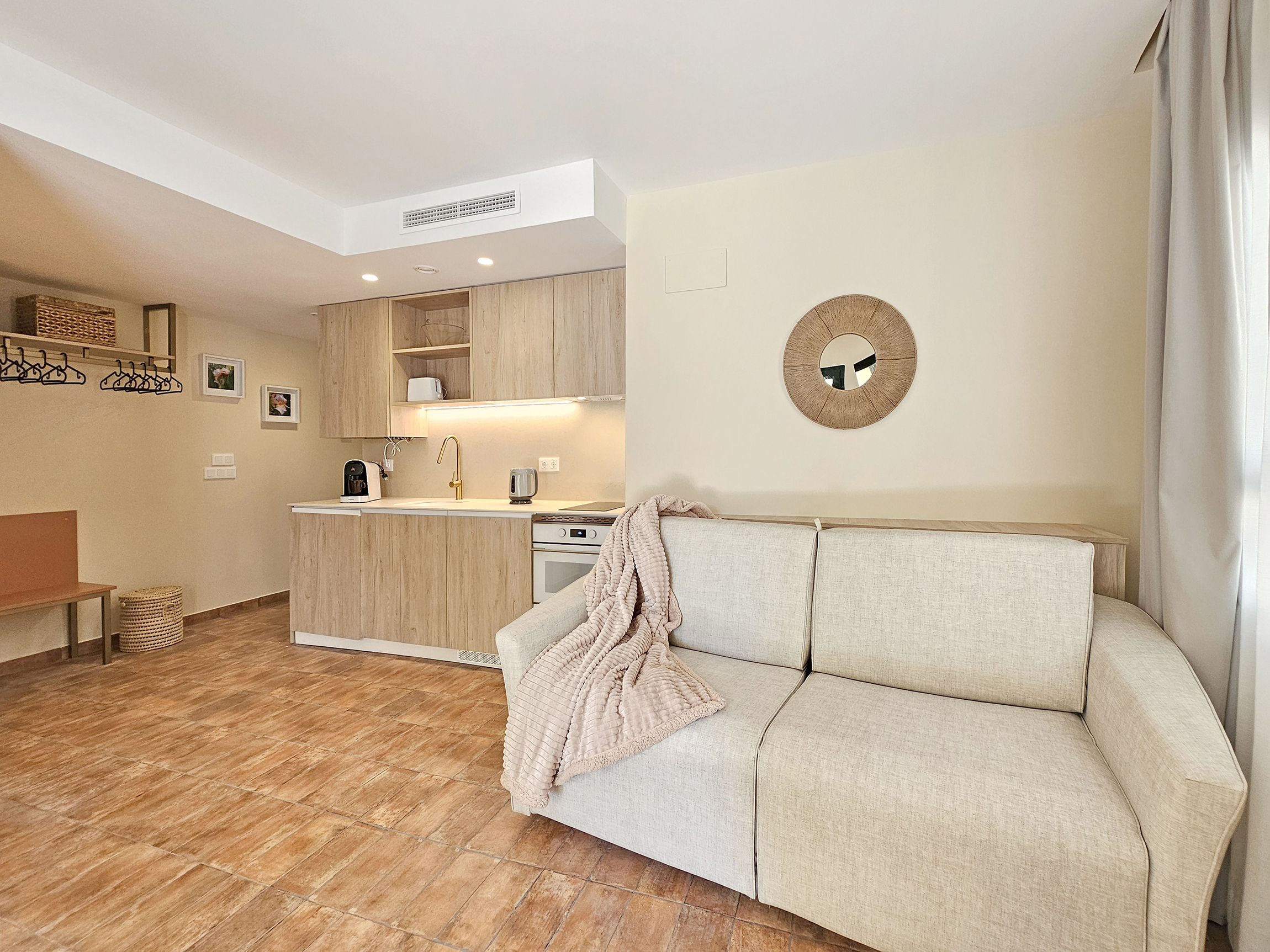 Estudio con balcón