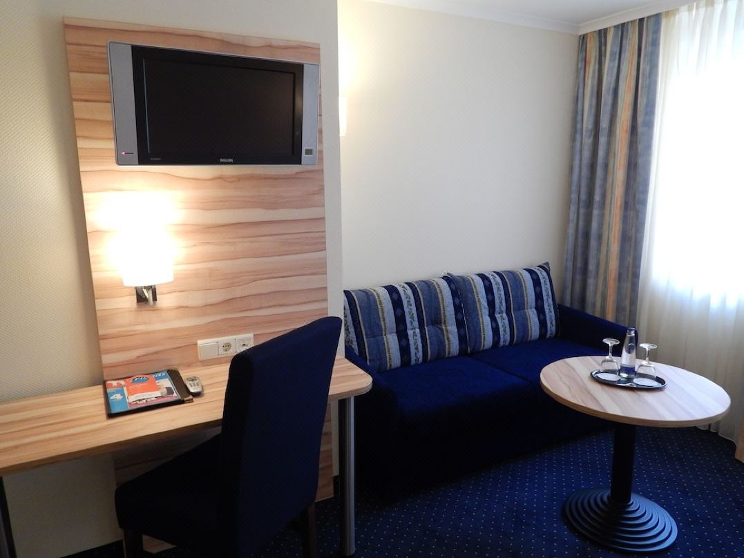 room detail thumbnail 2