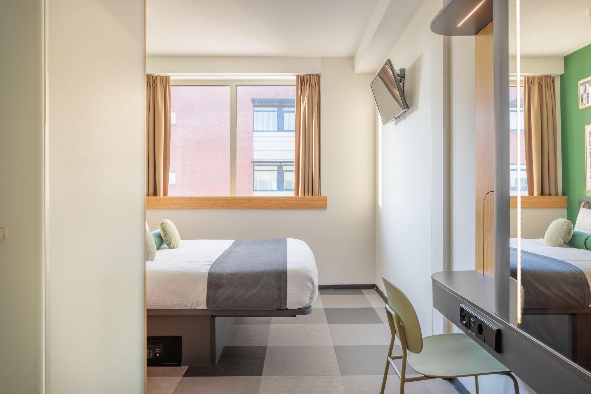 room detail thumbnail 1