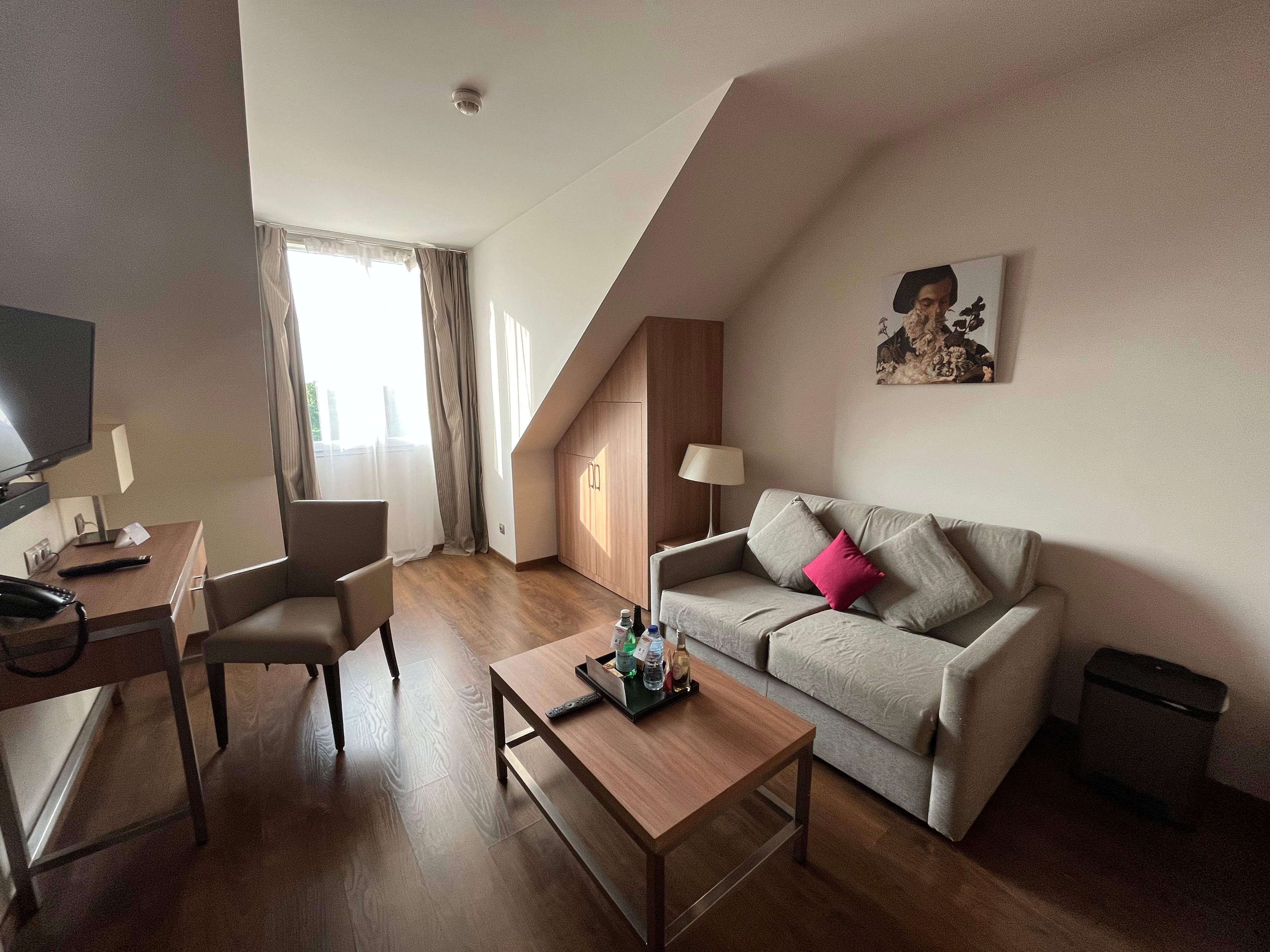 room detail thumbnail 2