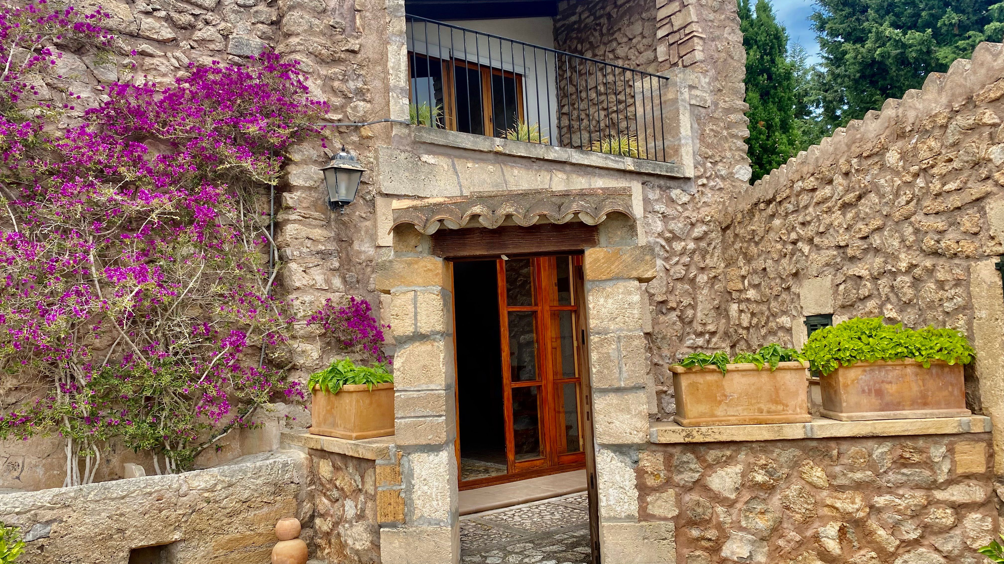 Suite con cama extragrande y balcón