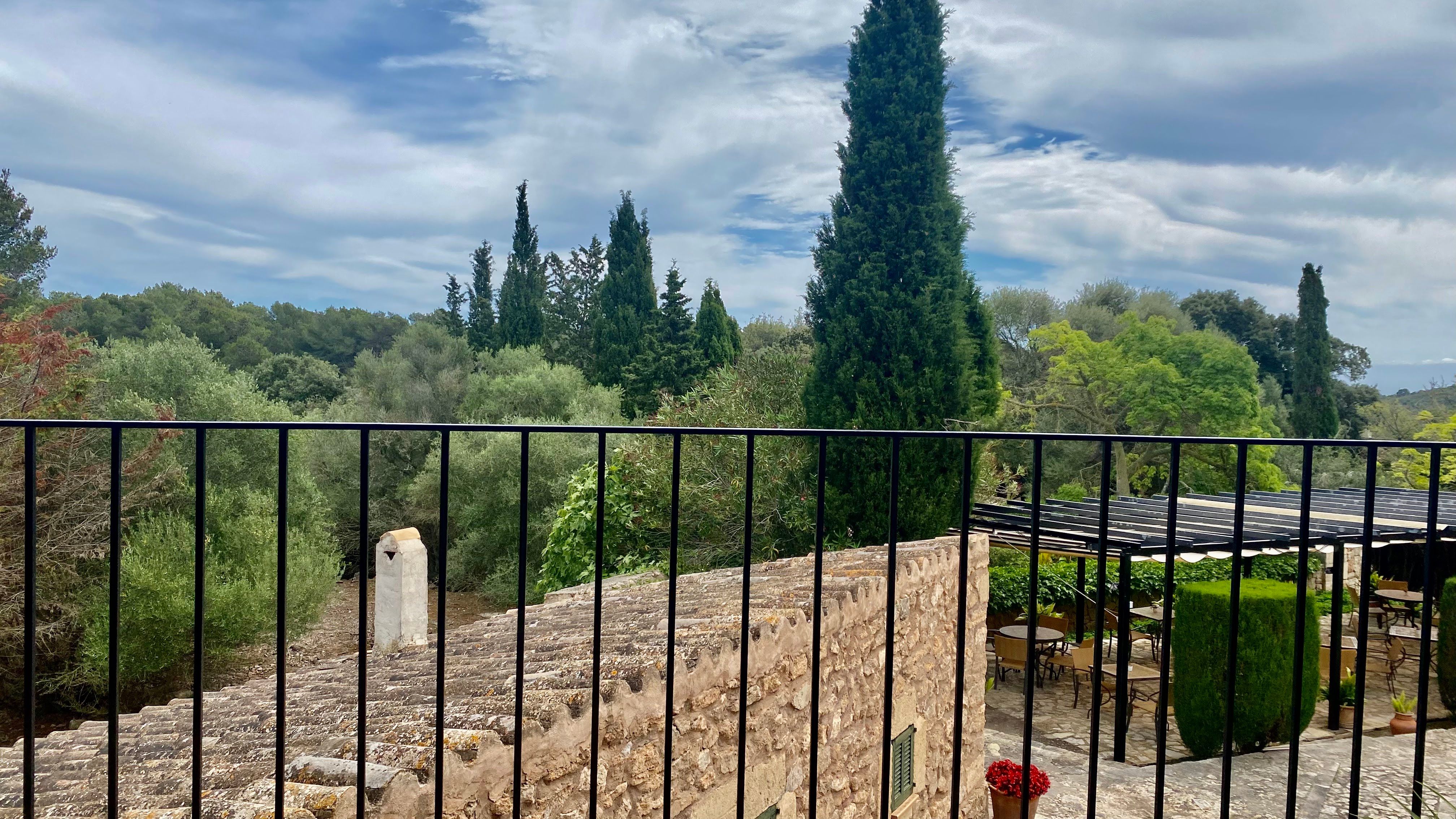 Suite con cama extragrande y balcón