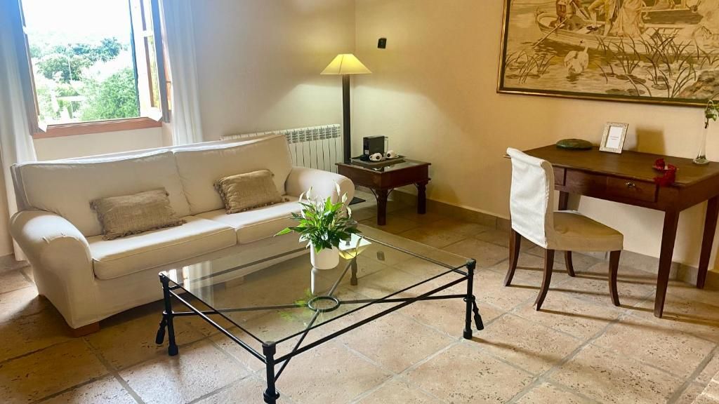 Suite con cama extragrande y vistas a la piscina