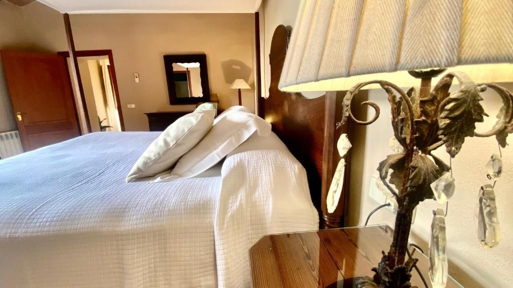 Suite con cama extragrande y vistas a la piscina