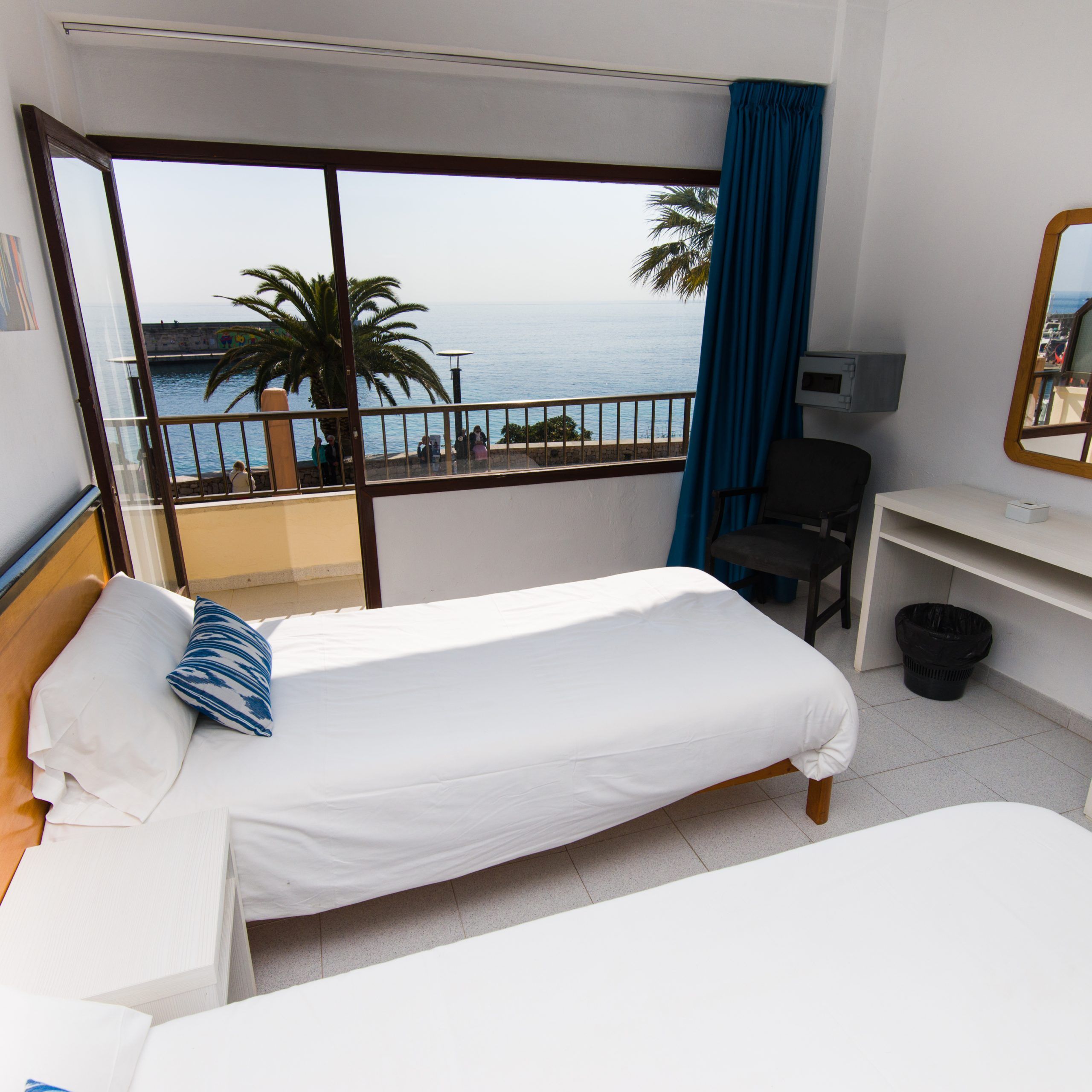 Hostal port corona