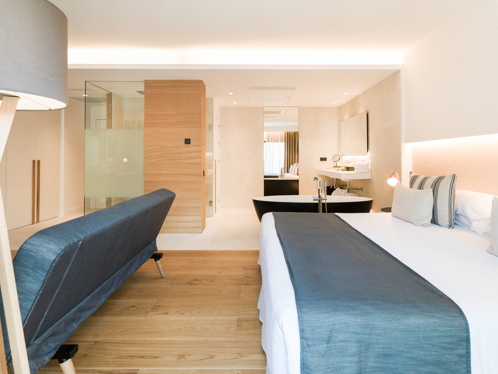 Suite mit kingsize-bett und whirlpool