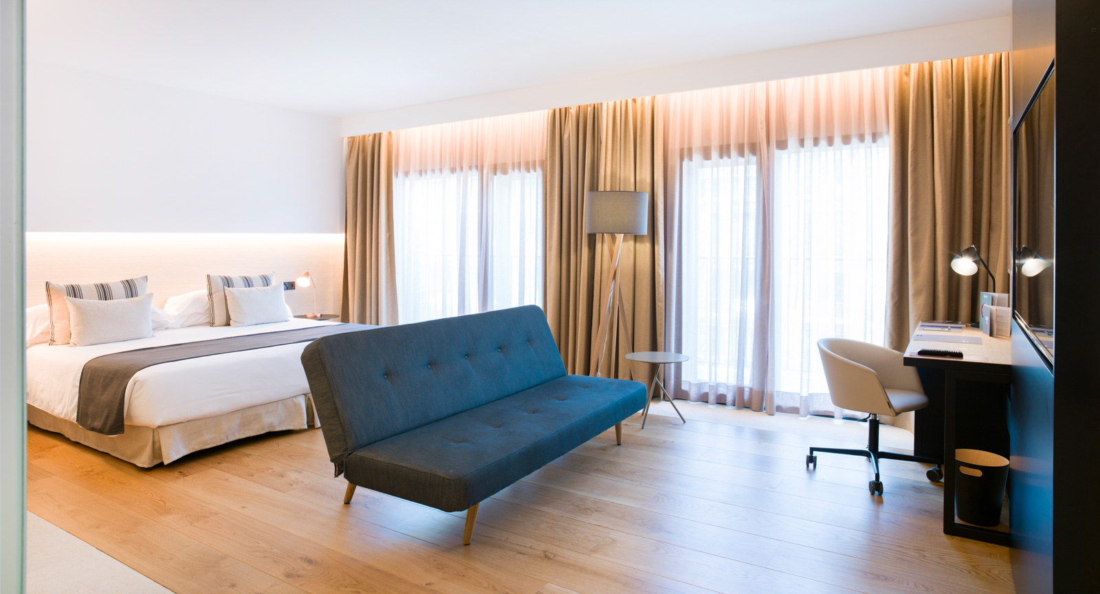 Suite mit kingsize-bett und whirlpool