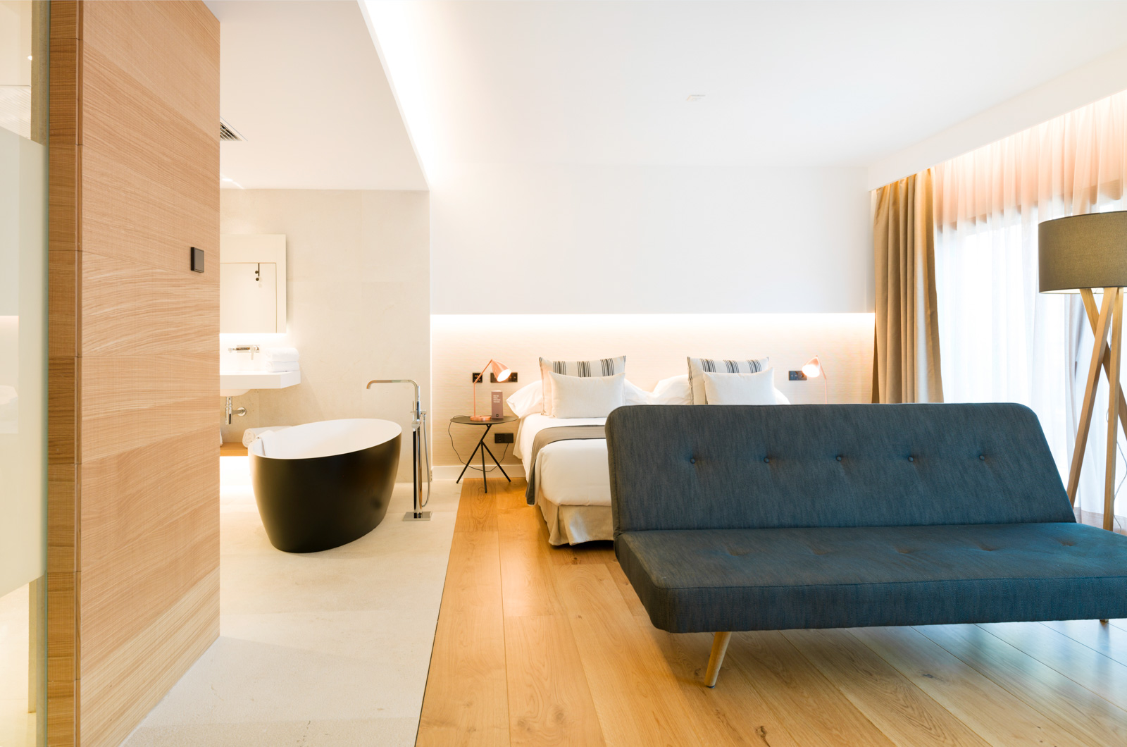 Suite mit kingsize-bett und whirlpool