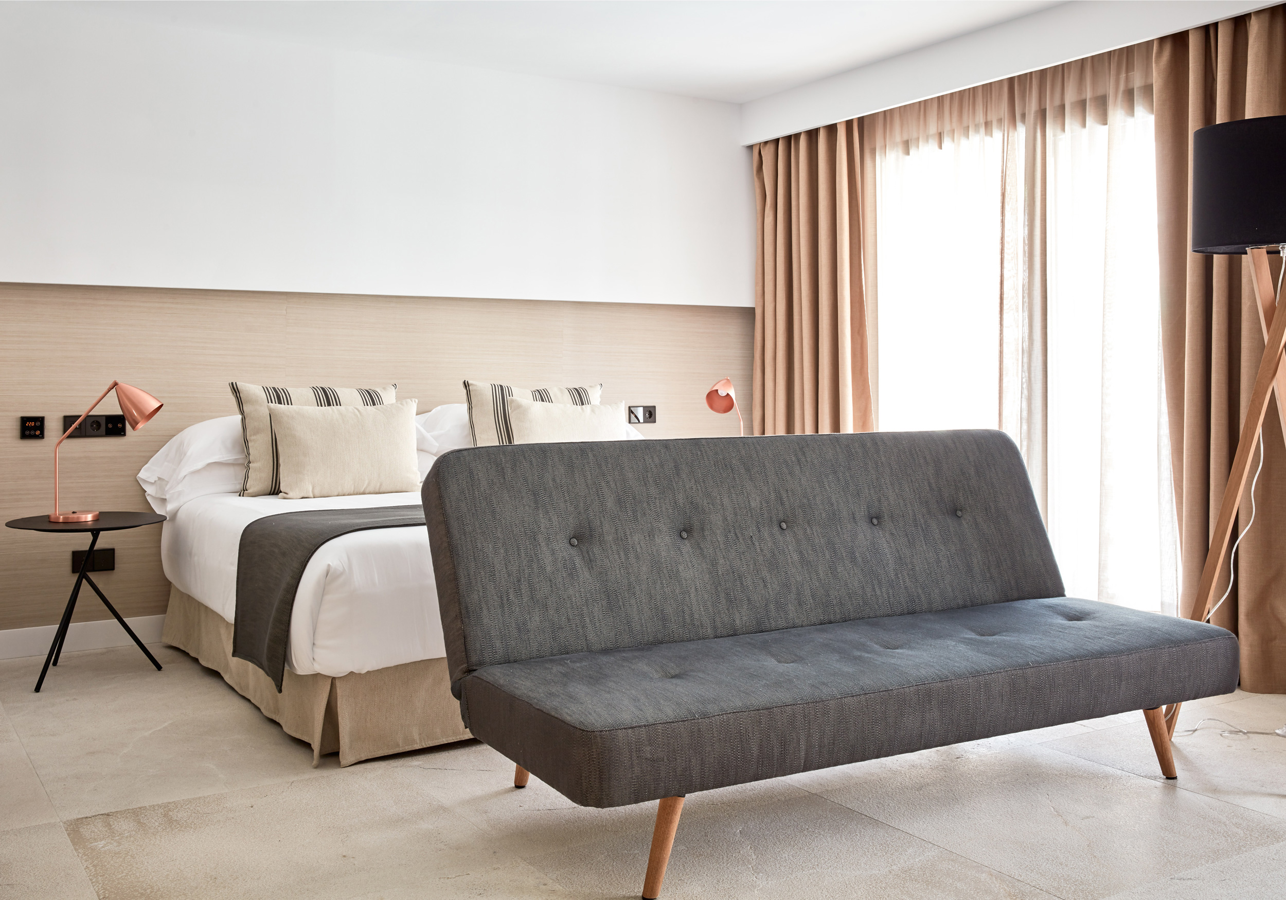 Suite mit kingsize-bett und whirlpool