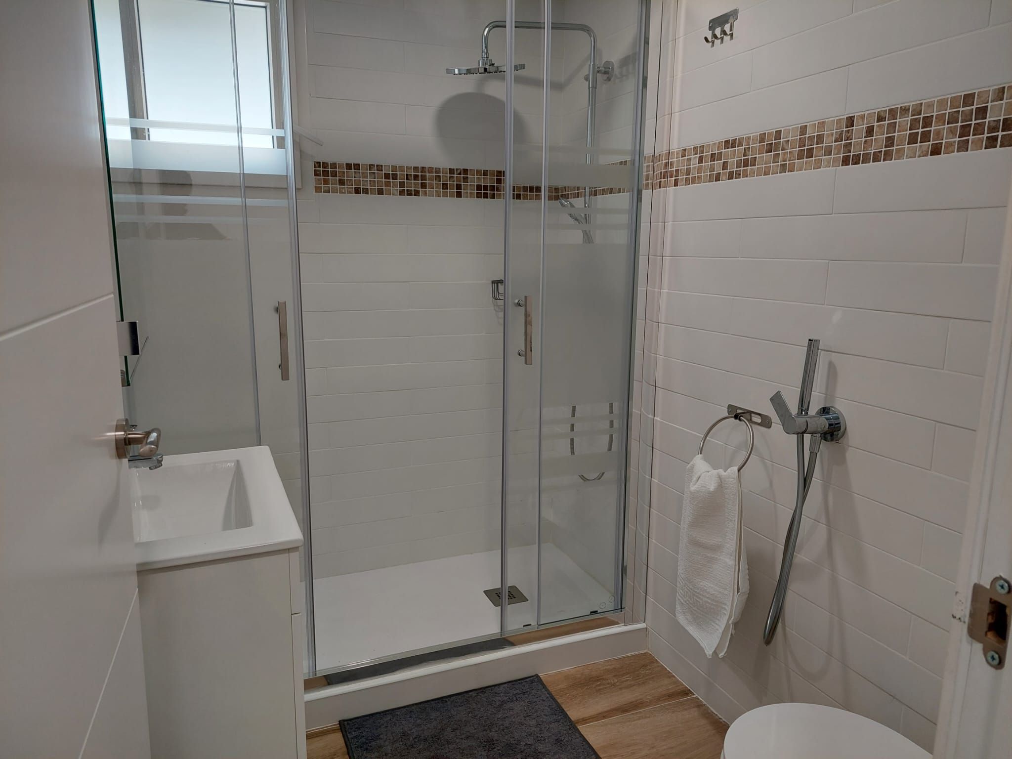 Suite con bañera de hidromasaje con cama extragrande