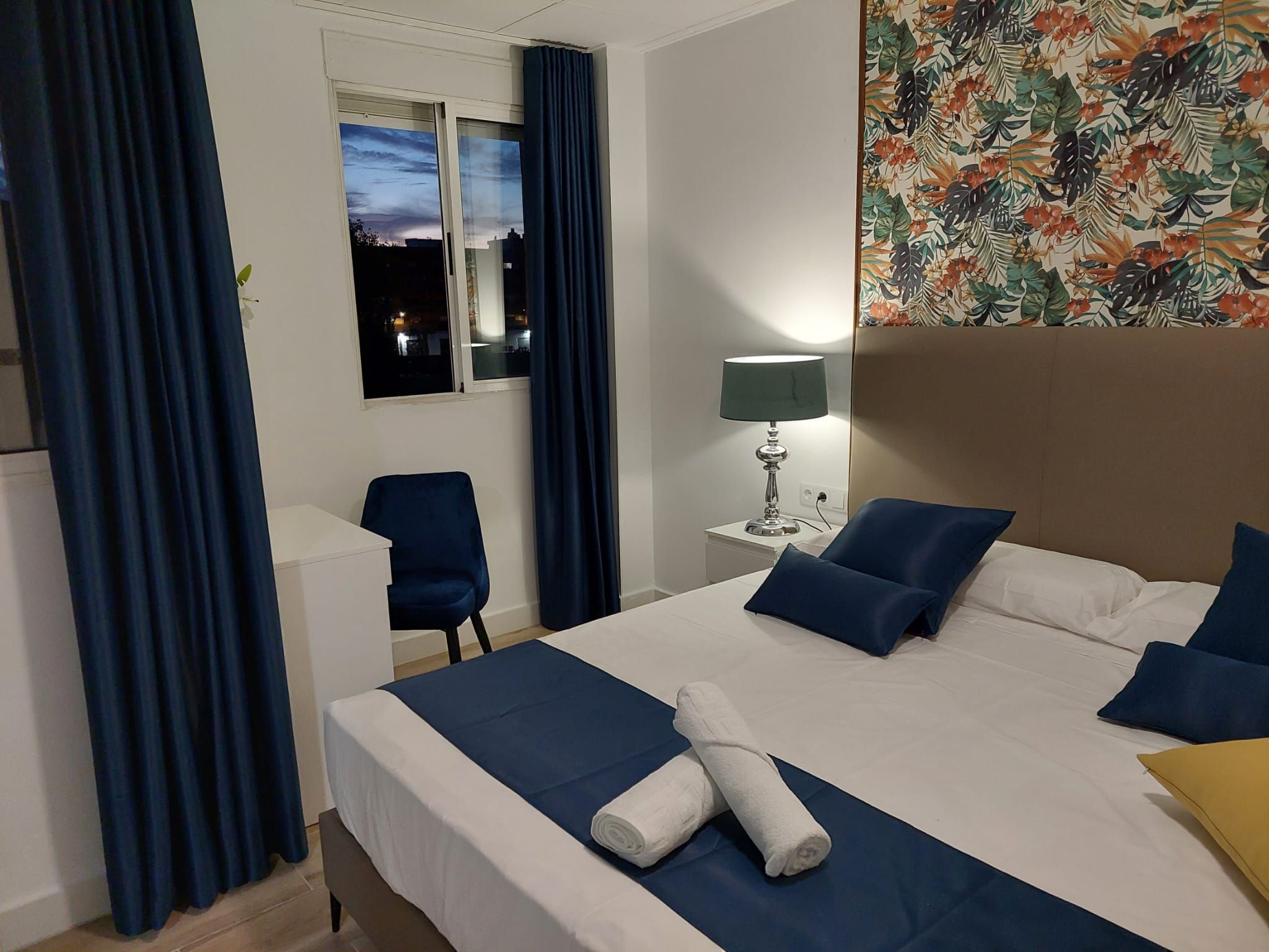 Habitación con cama grande y bañera de hidromasaje