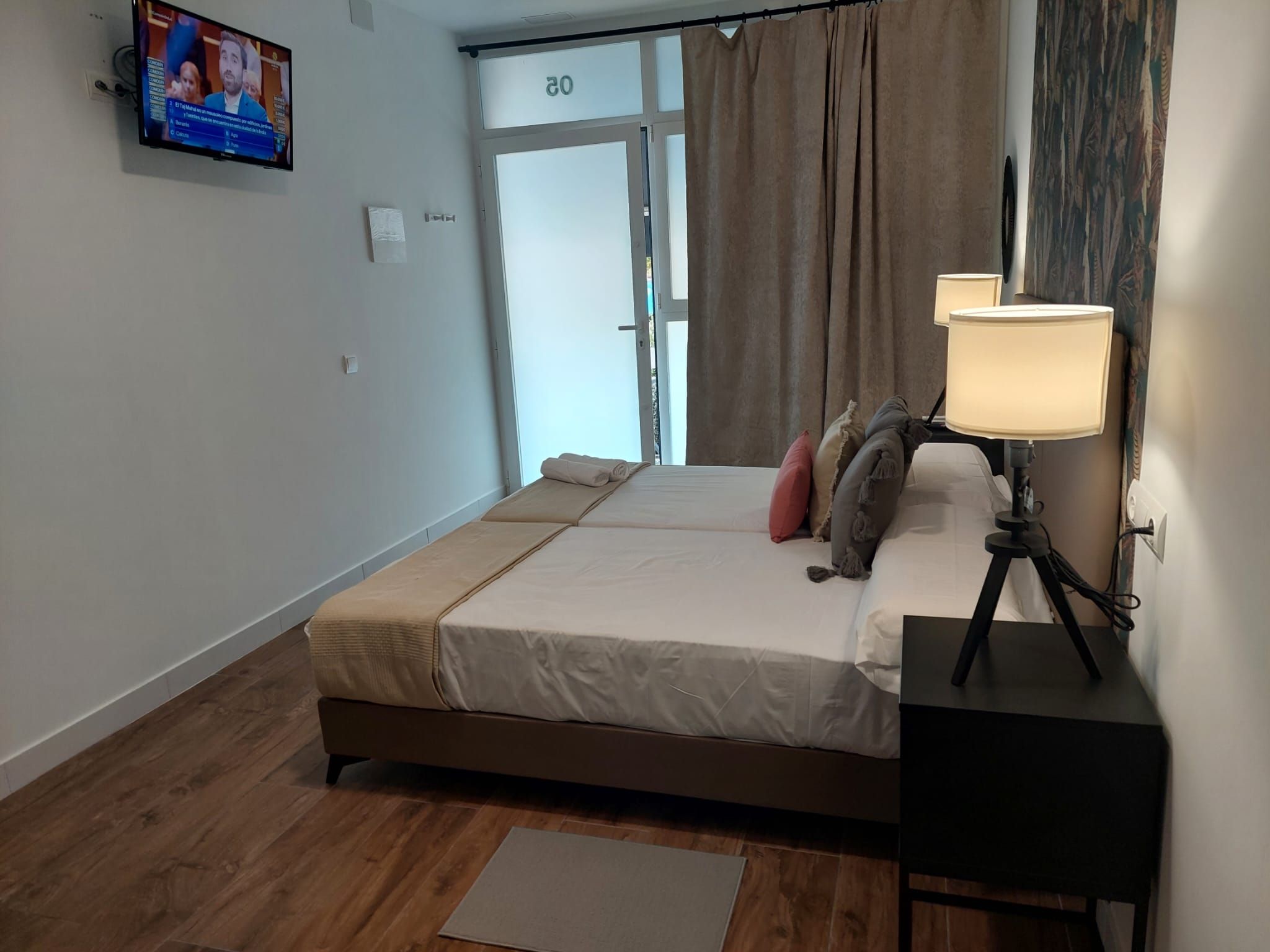 room detail thumbnail 2
