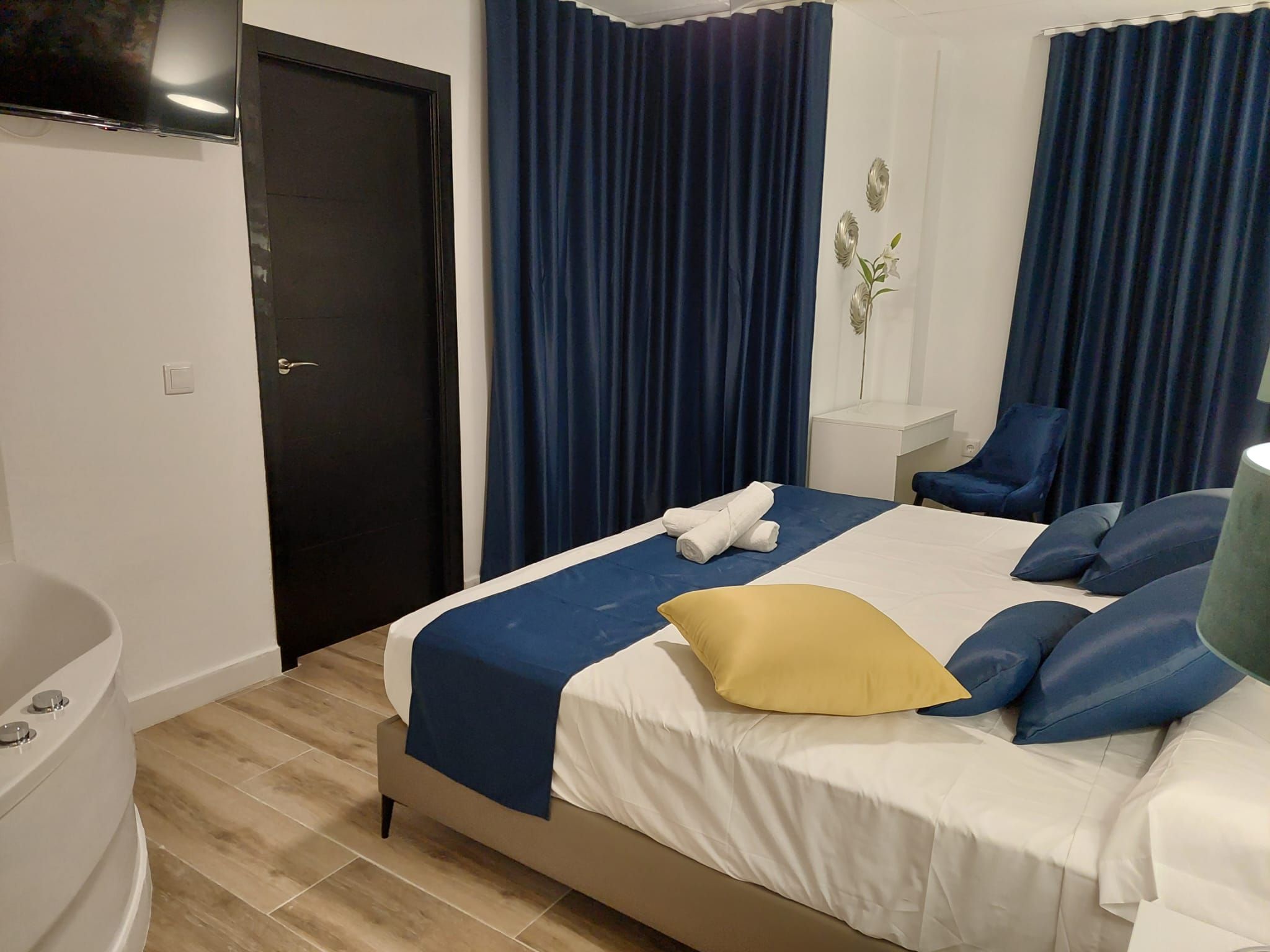 Habitación con cama grande y bañera de hidromasaje