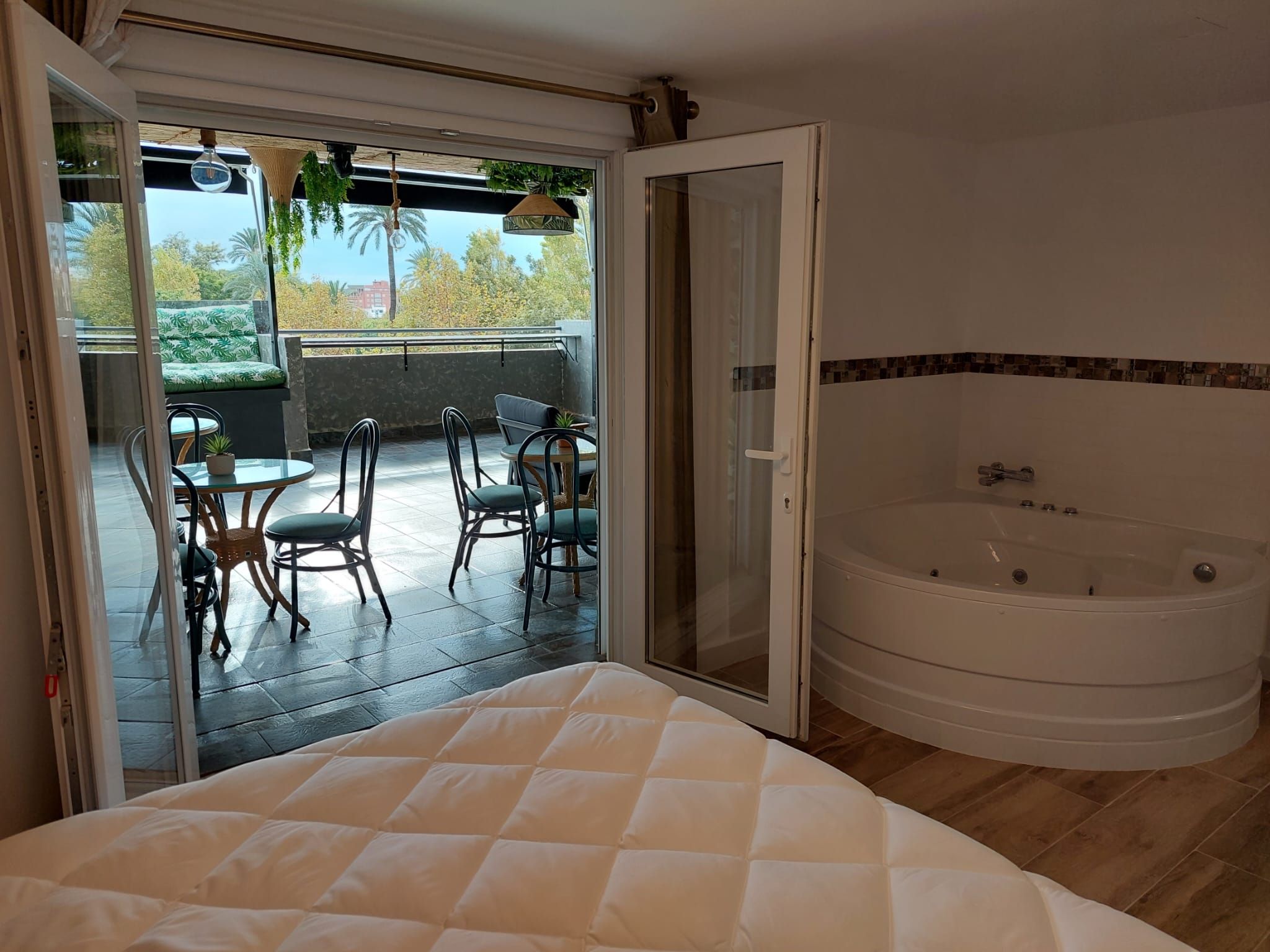 Suite con bañera de hidromasaje con cama extragrande